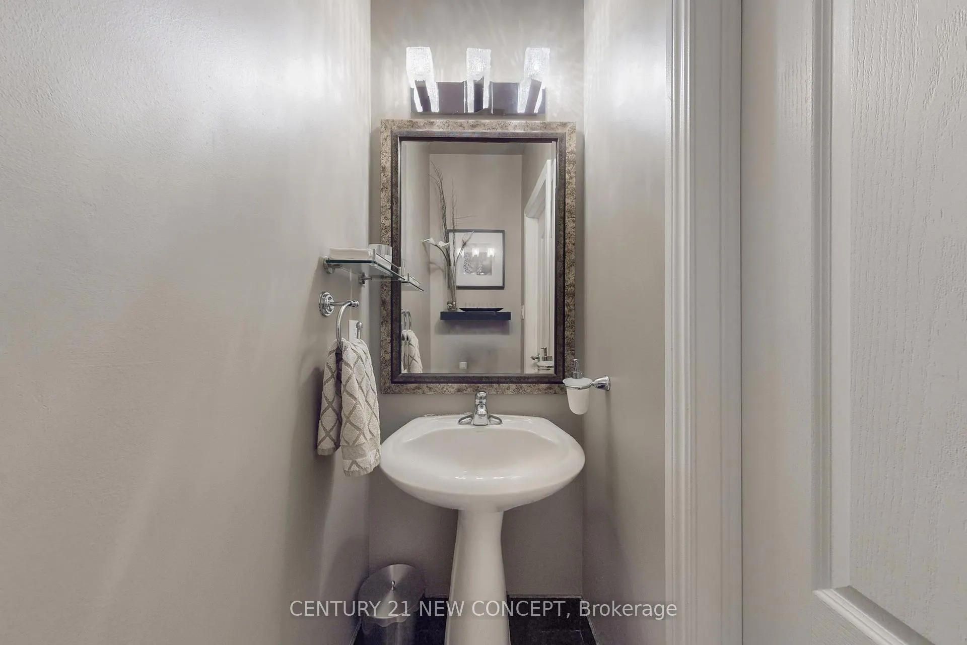 Photo 17 of 21 Adriatic Crescent, Brampton, Vales of Castlemore North — HOMEH