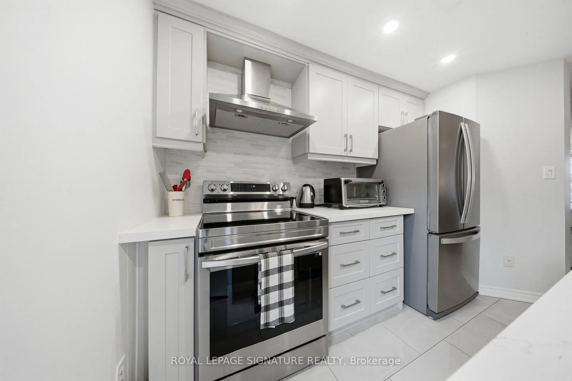 Photo 4 of Unit 2, 209 Hunter Street E, Hamilton, Corktown — HOMEH