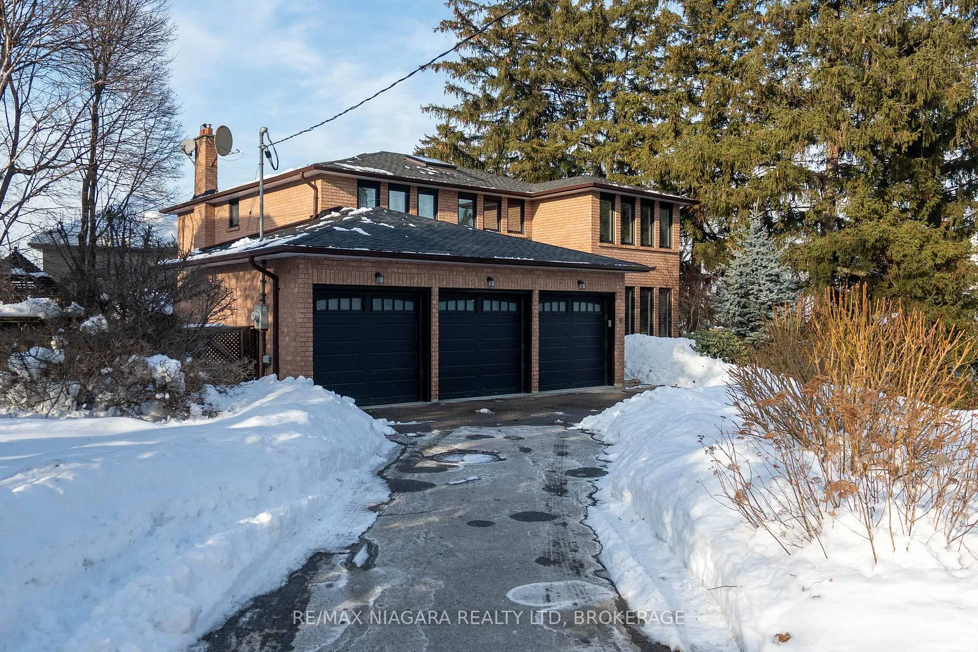 Photo 2 of 18 Mountbatten Road, Etobicoke, Humber Heights — HOMEH