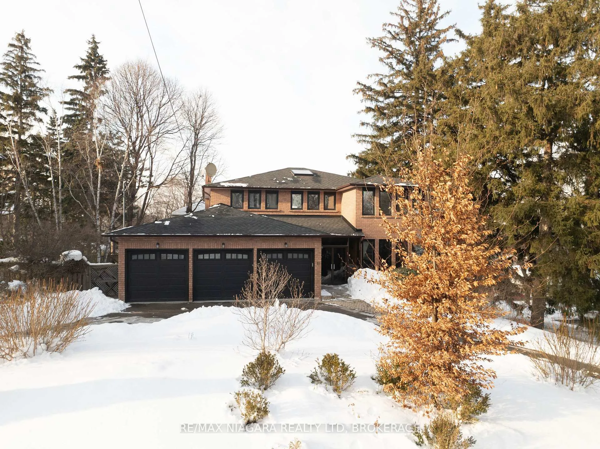 Photo 3 of 18 Mountbatten Road, Etobicoke, Humber Heights — HOMEH