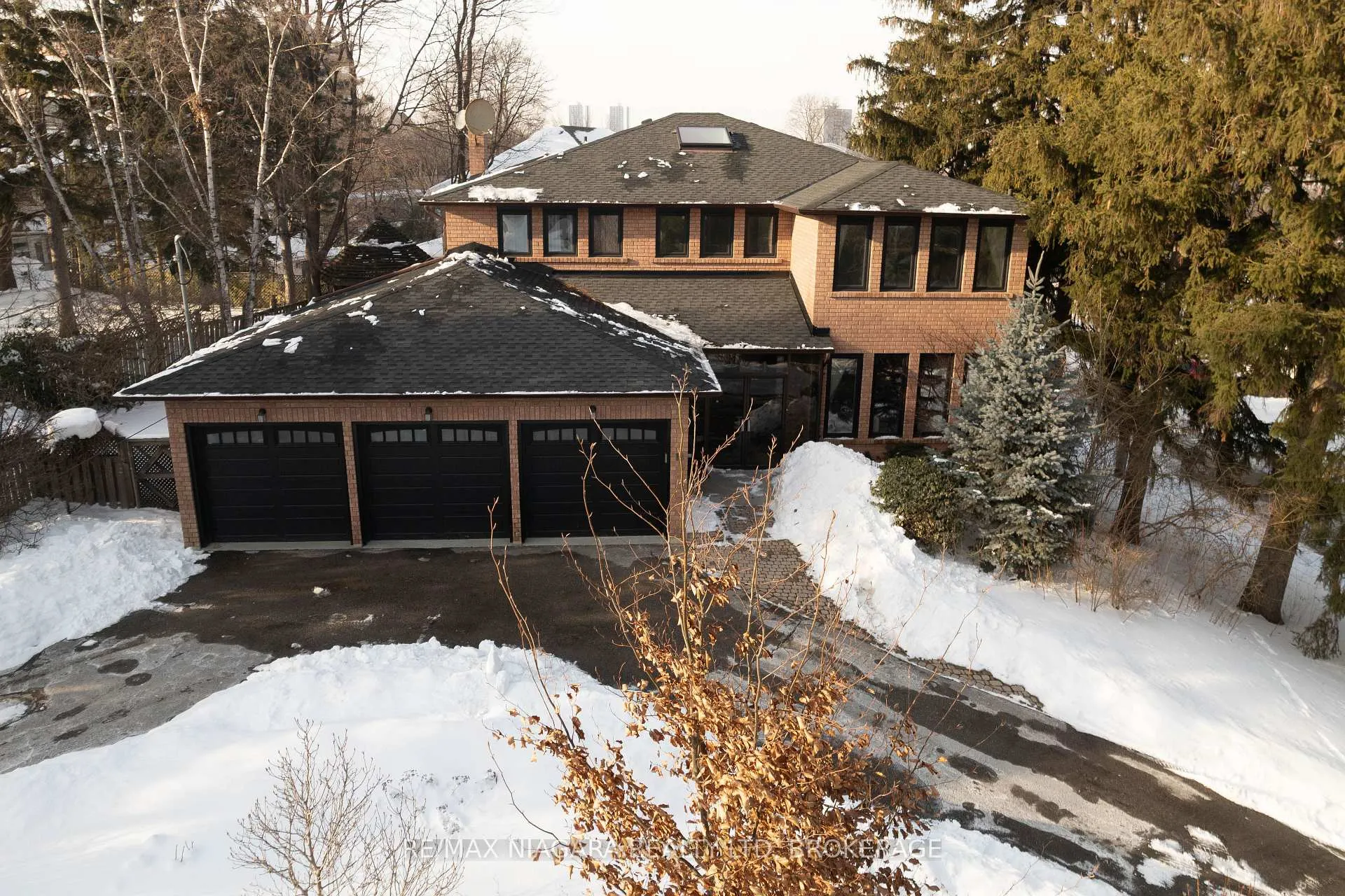 Photo 4 of 18 Mountbatten Road, Etobicoke, Humber Heights — HOMEH
