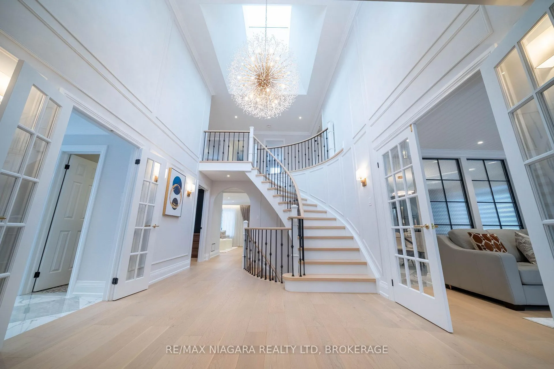 Photo 5 of 18 Mountbatten Road, Etobicoke, Humber Heights — HOMEH