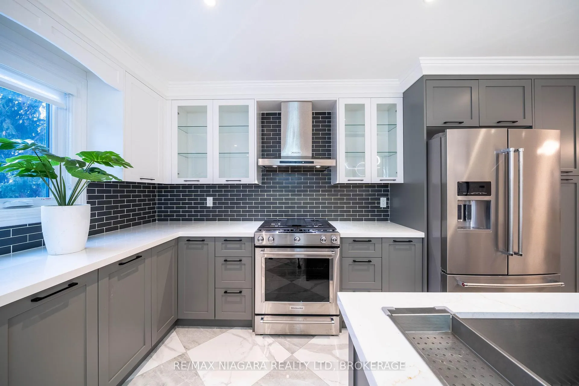 Photo 9 of 18 Mountbatten Road, Etobicoke, Humber Heights — HOMEH