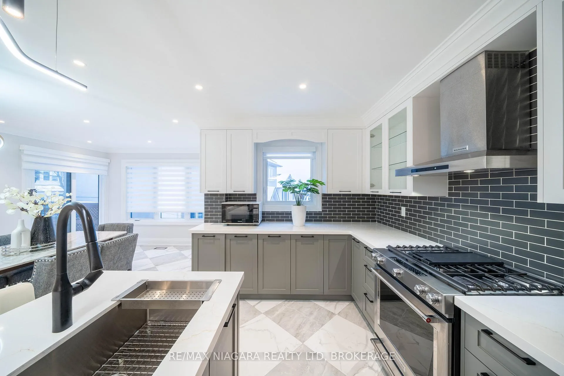 Photo 10 of 18 Mountbatten Road, Etobicoke, Humber Heights — HOMEH