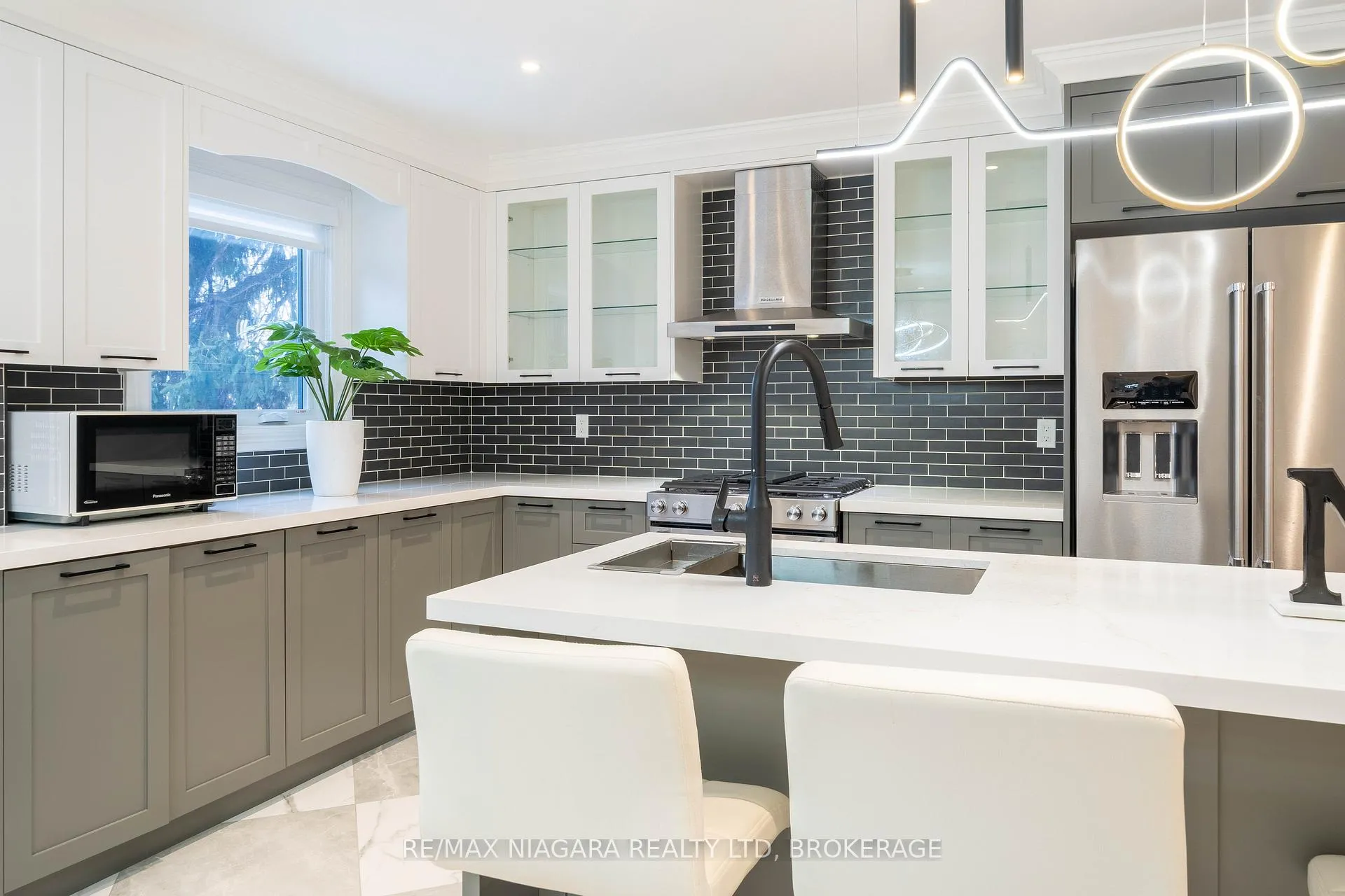 Photo 12 of 18 Mountbatten Road, Etobicoke, Humber Heights — HOMEH