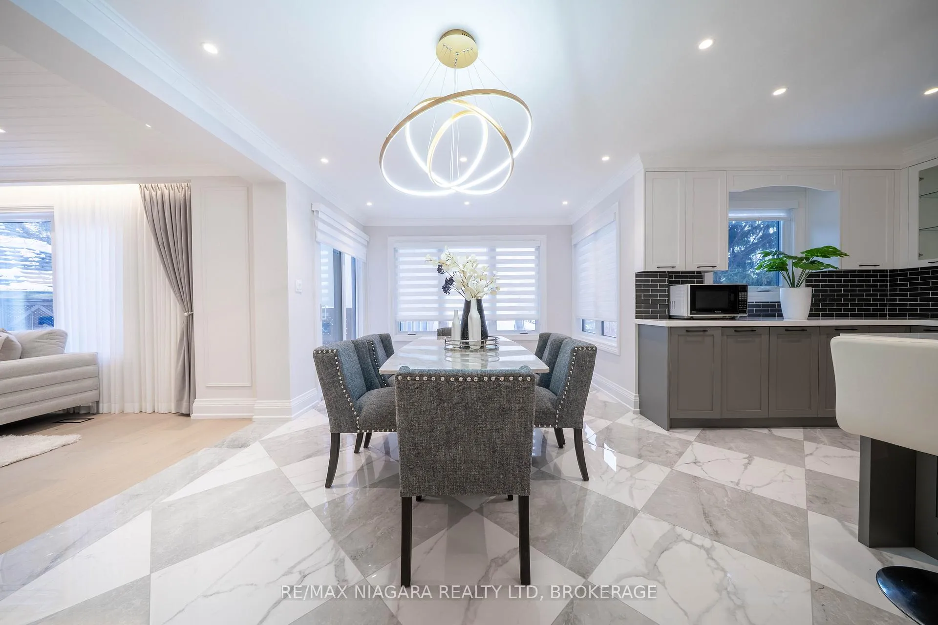 Photo 14 of 18 Mountbatten Road, Etobicoke, Humber Heights — HOMEH