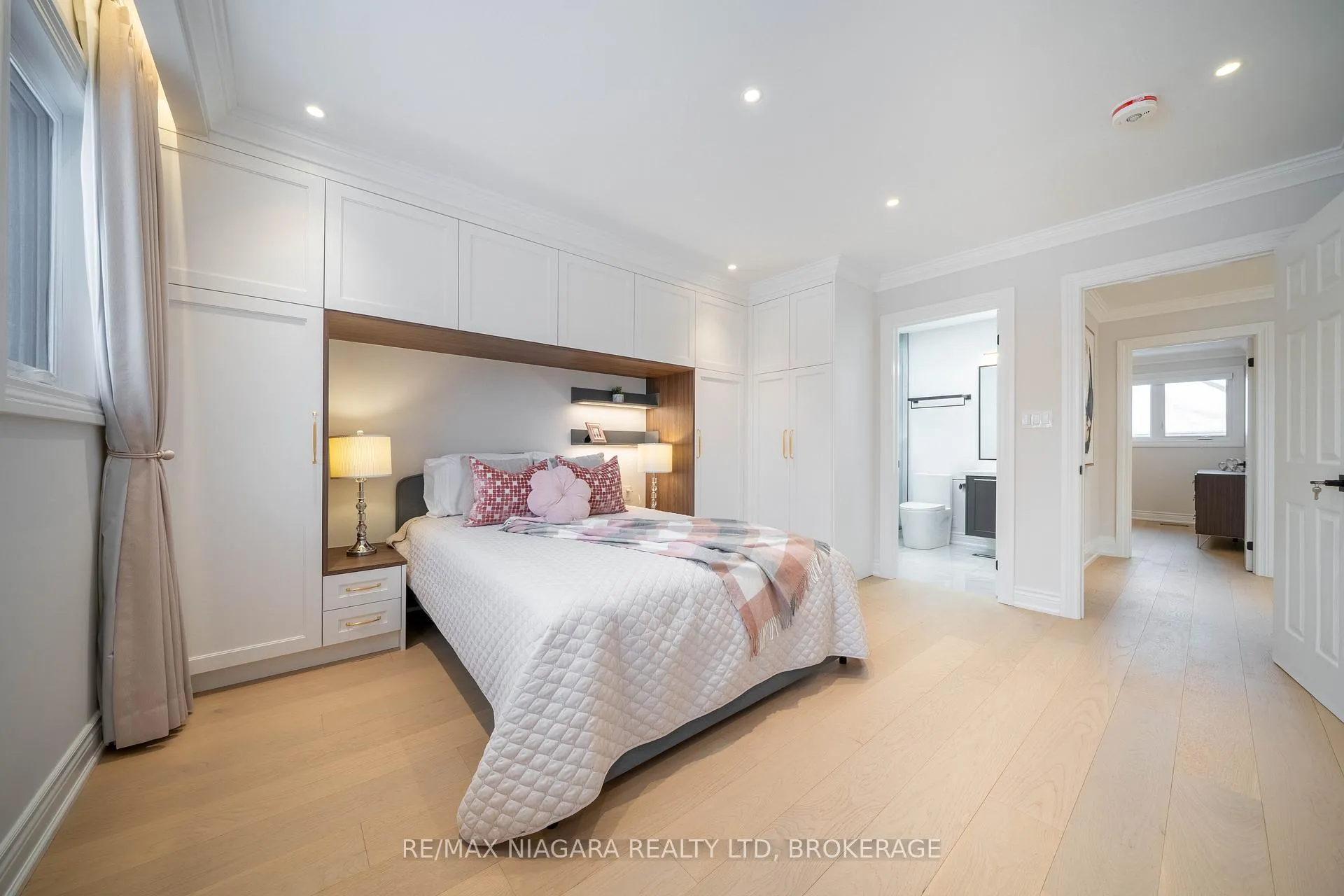 Photo 27 of 18 Mountbatten Road, Etobicoke, Humber Heights — HOMEH