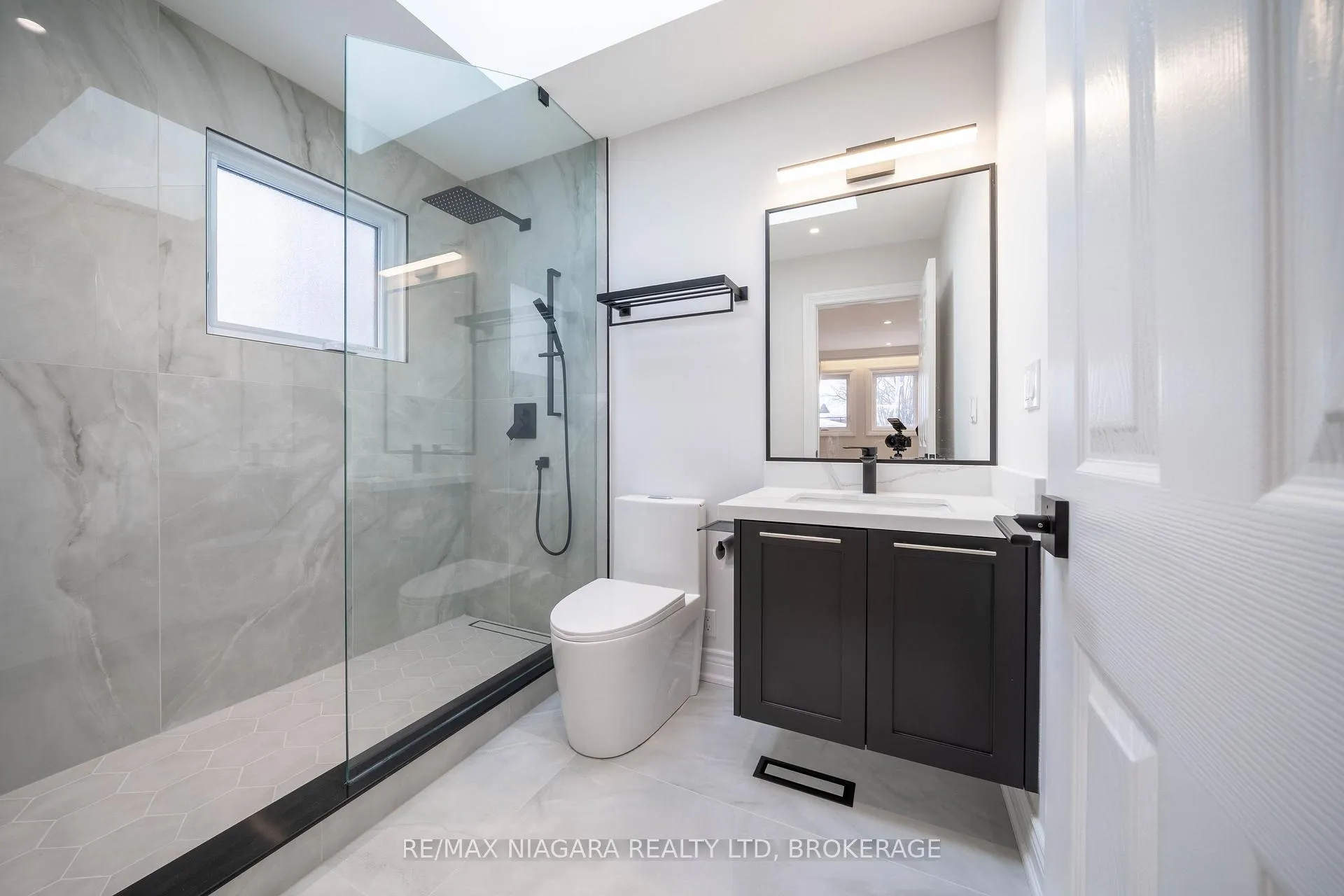 Photo 28 of 18 Mountbatten Road, Etobicoke, Humber Heights — HOMEH