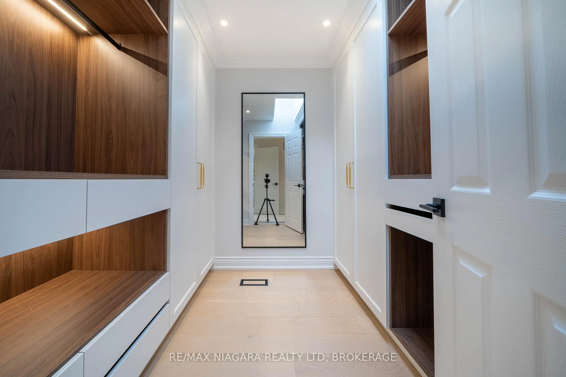 Photo 36 of 18 Mountbatten Road, Etobicoke, Humber Heights — HOMEH