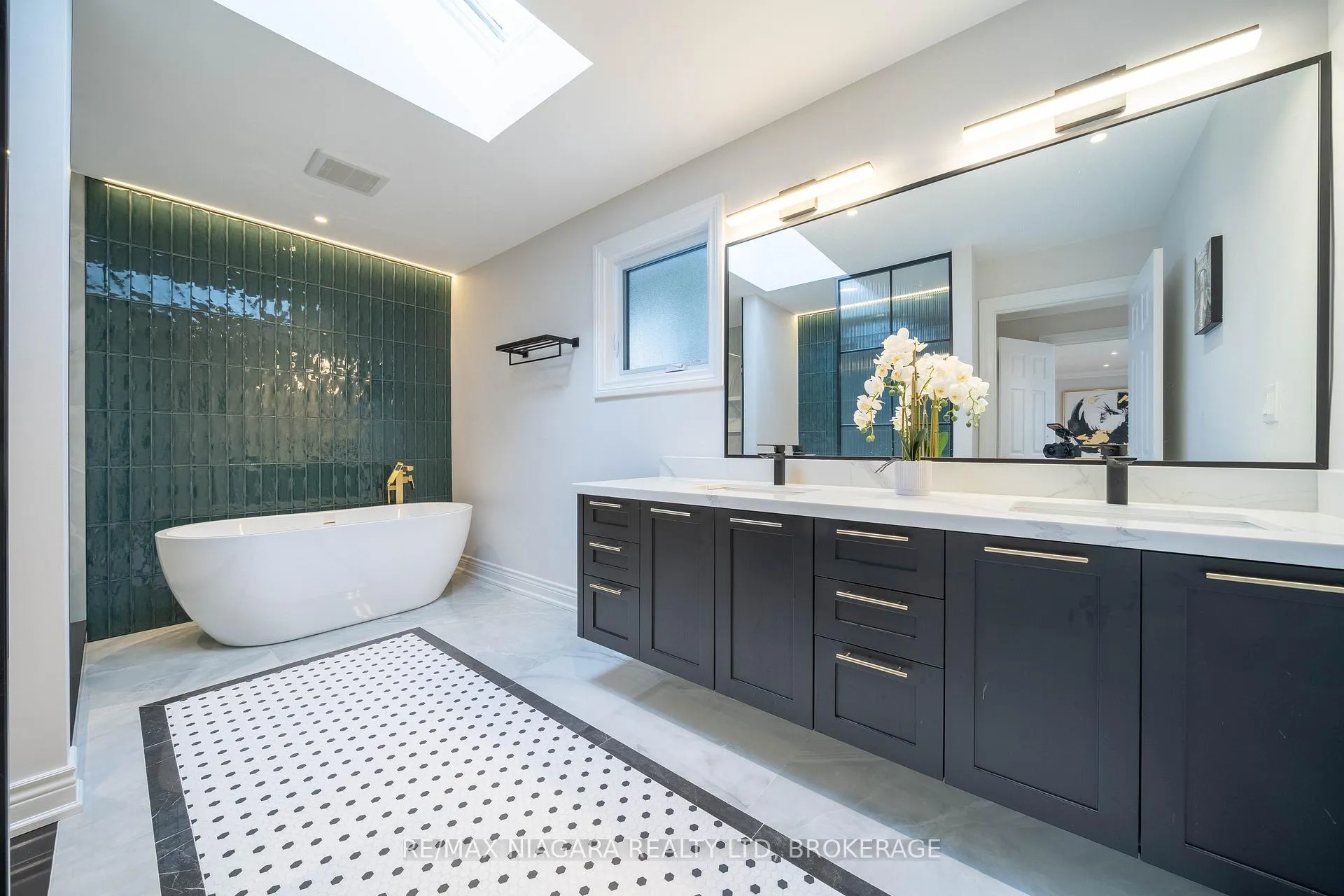 Photo 37 of 18 Mountbatten Road, Etobicoke, Humber Heights — HOMEH