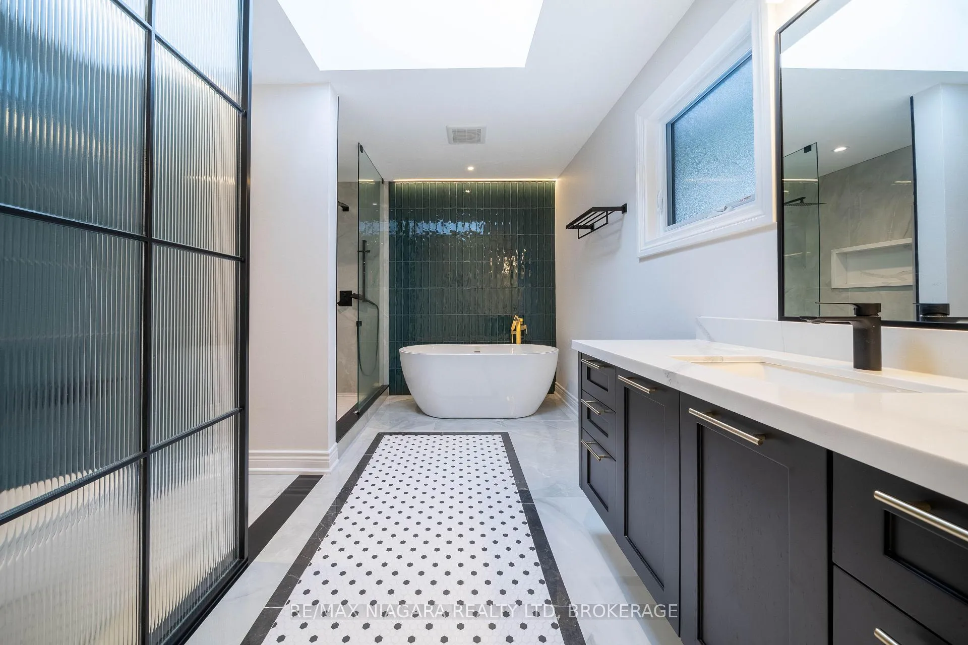 Photo 38 of 18 Mountbatten Road, Etobicoke, Humber Heights — HOMEH