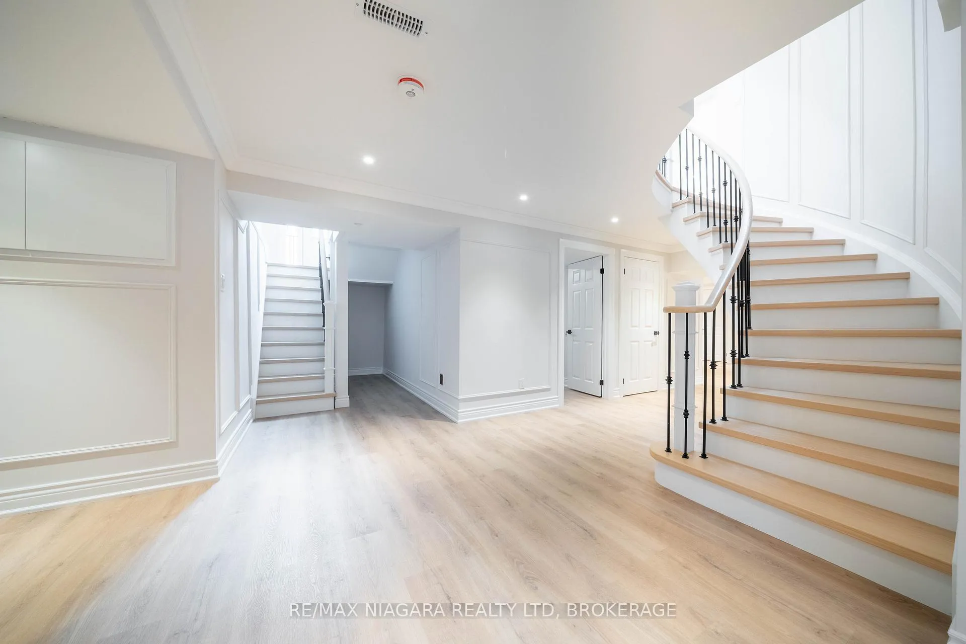 Photo 39 of 18 Mountbatten Road, Etobicoke, Humber Heights — HOMEH