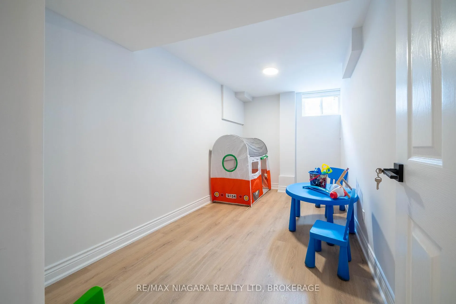 Photo 40 of 18 Mountbatten Road, Etobicoke, Humber Heights — HOMEH