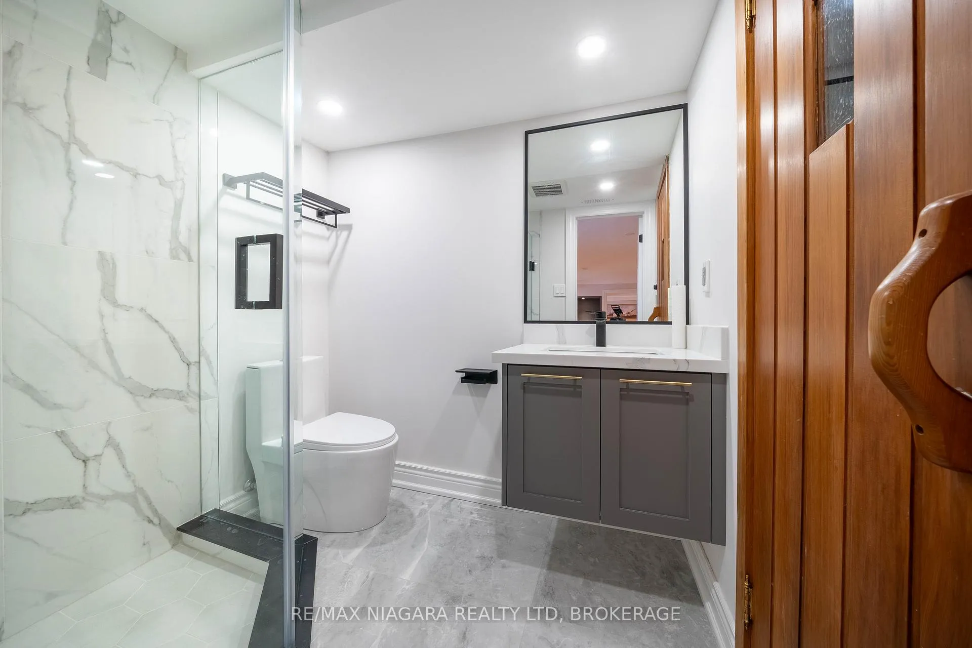 Photo 46 of 18 Mountbatten Road, Etobicoke, Humber Heights — HOMEH