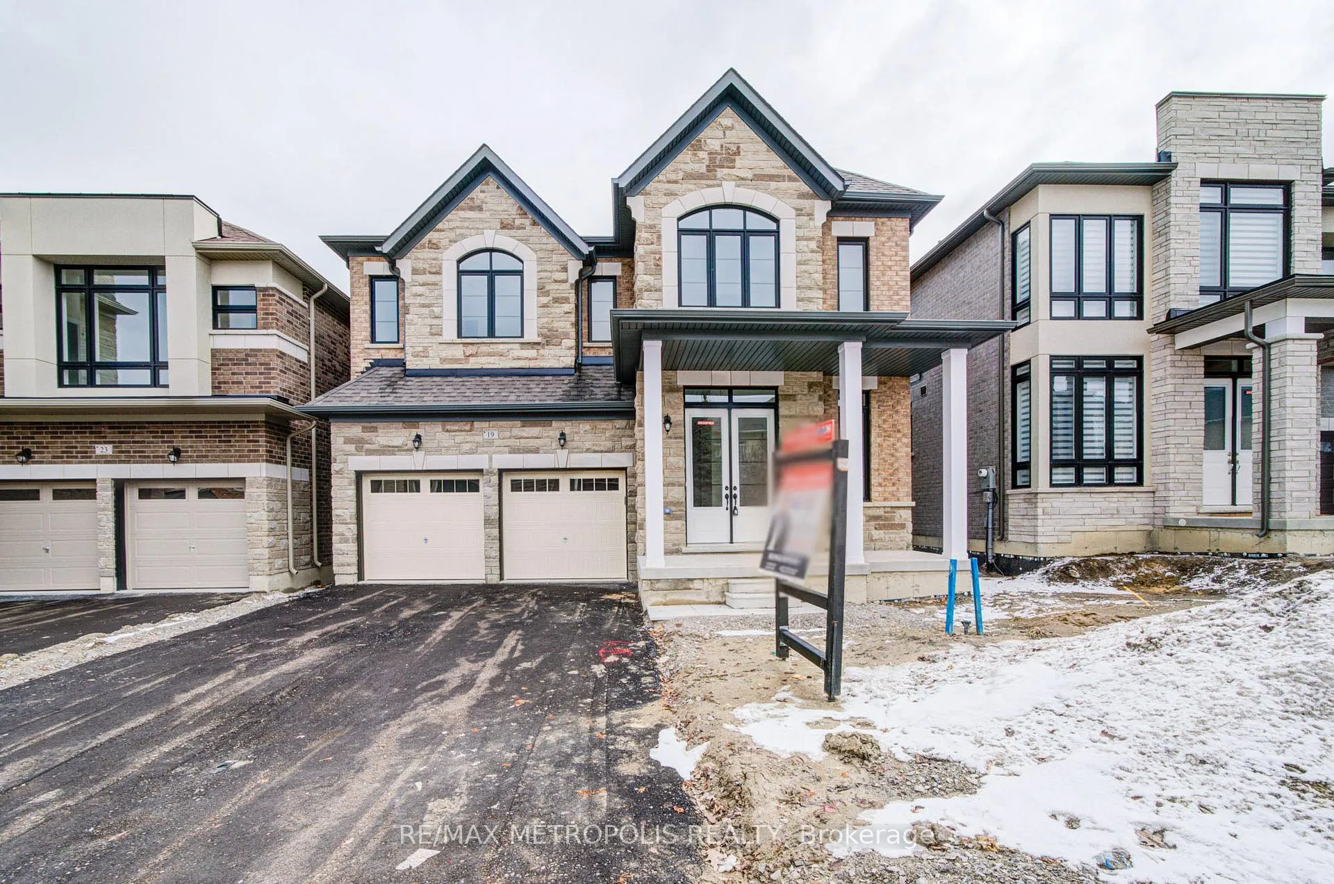 Photo 2 of 19 Kane Crescent, Aurora, Bayview Northeast — HOMEH