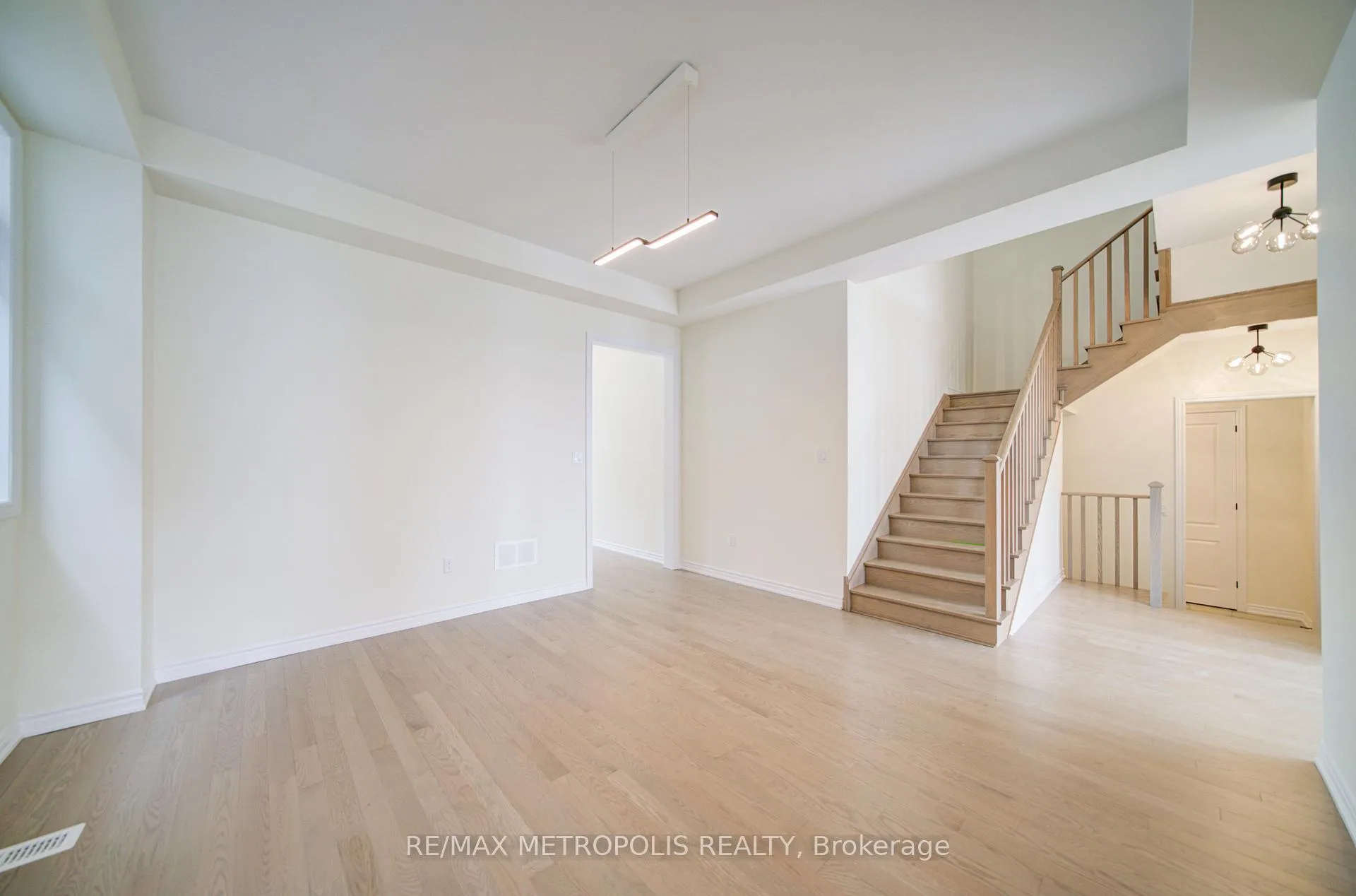 Photo 8 of 19 Kane Crescent, Aurora, Bayview Northeast — HOMEH