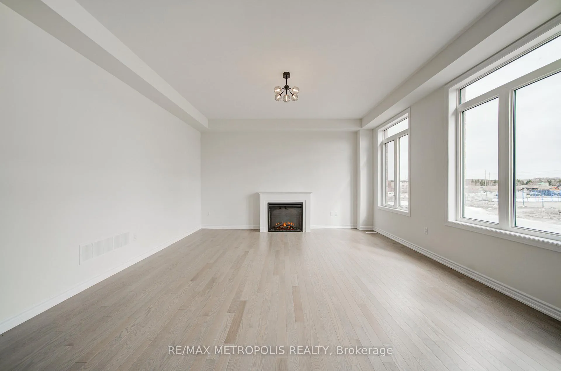 Photo 14 of 19 Kane Crescent, Aurora, Bayview Northeast — HOMEH