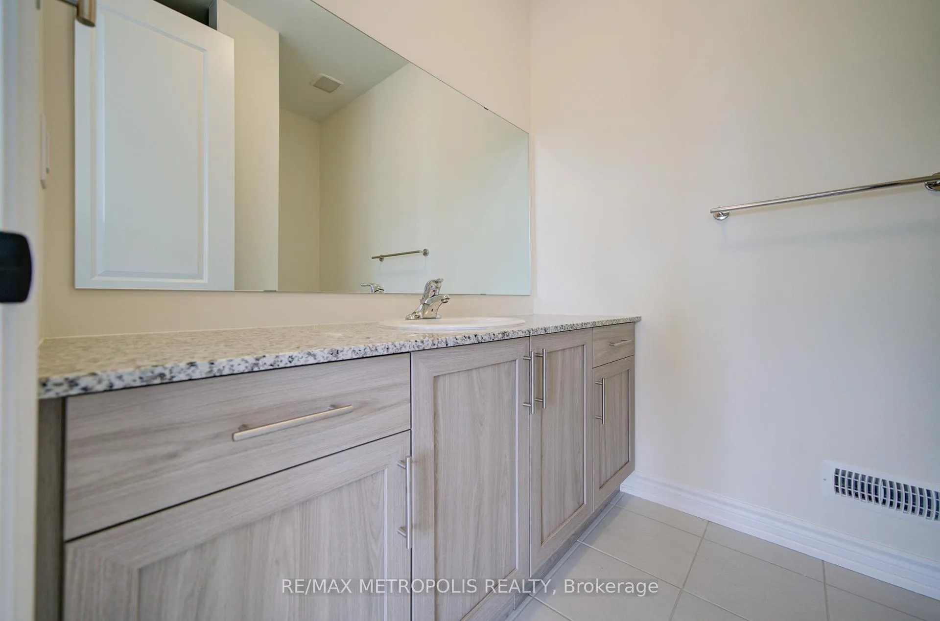 Photo 43 of 19 Kane Crescent, Aurora, Bayview Northeast — HOMEH