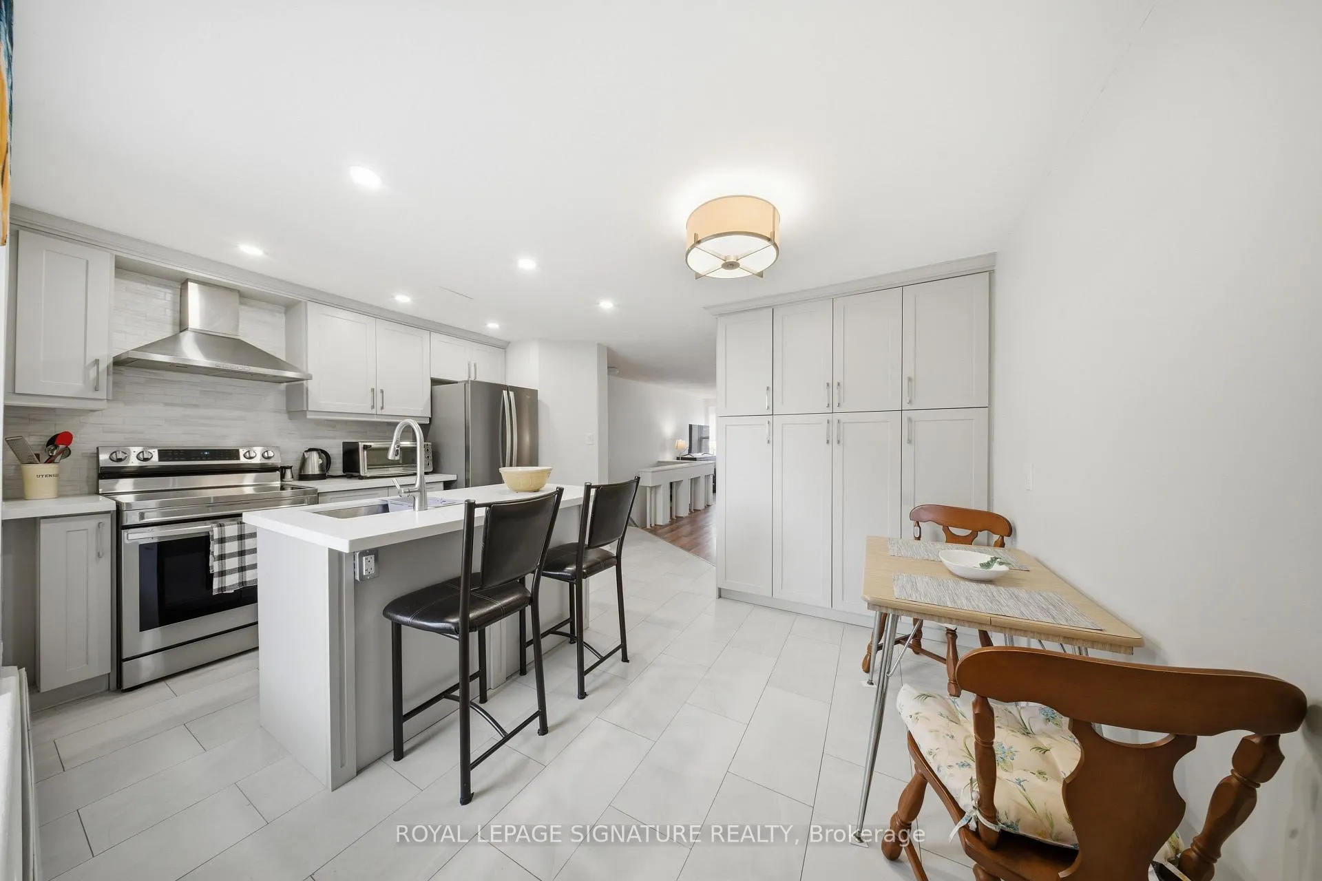 Front of Unit 2, 209 Hunter Street E