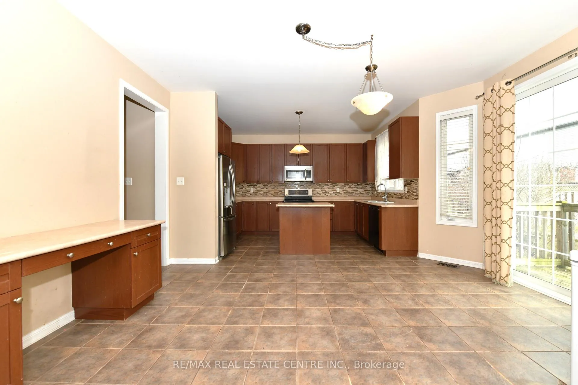 Photo 9 of 271 Baldwin Drive, Cambridge, Silver Heights — HOMEH