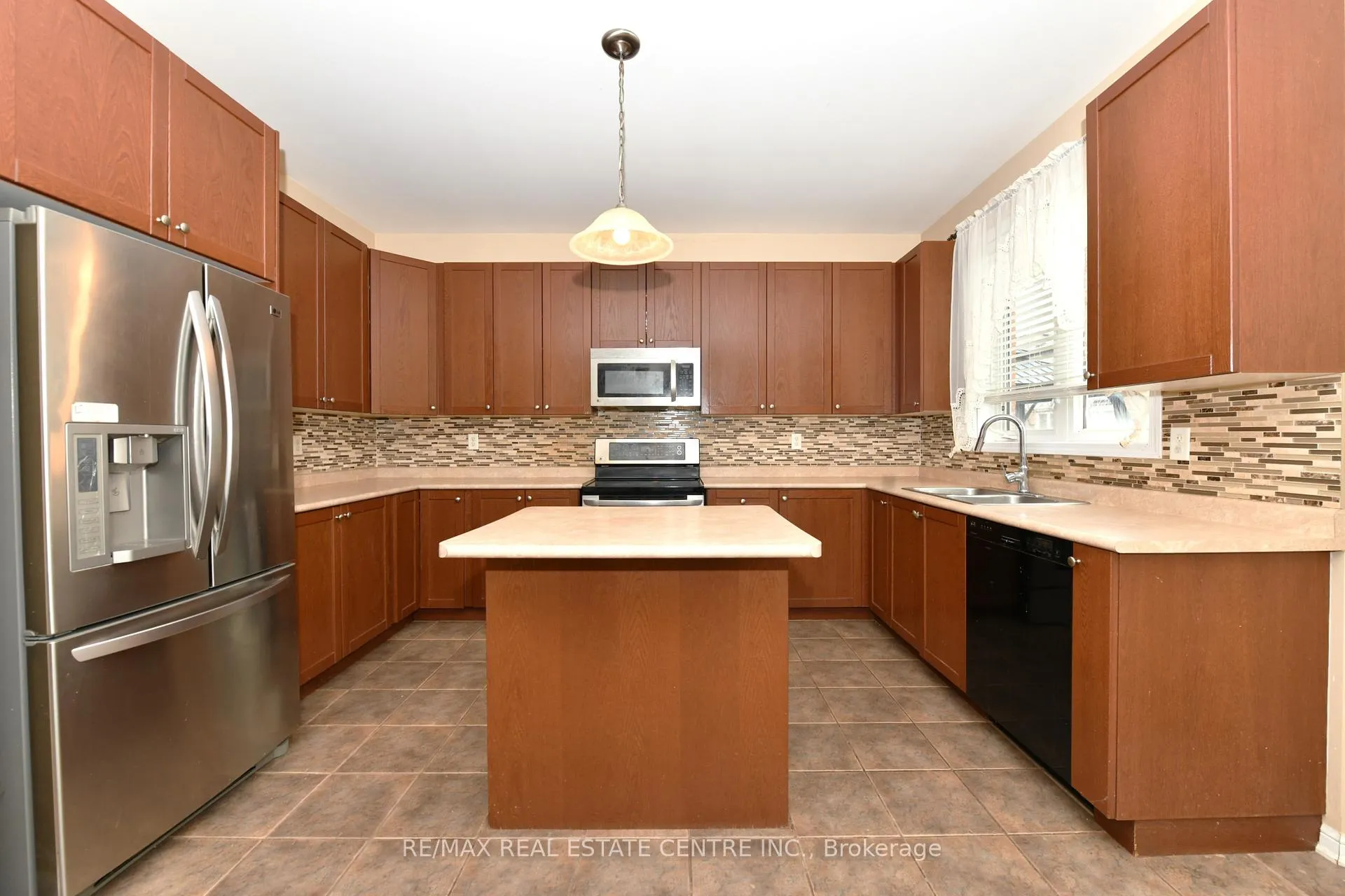 Photo 10 of 271 Baldwin Drive, Cambridge, Silver Heights — HOMEH