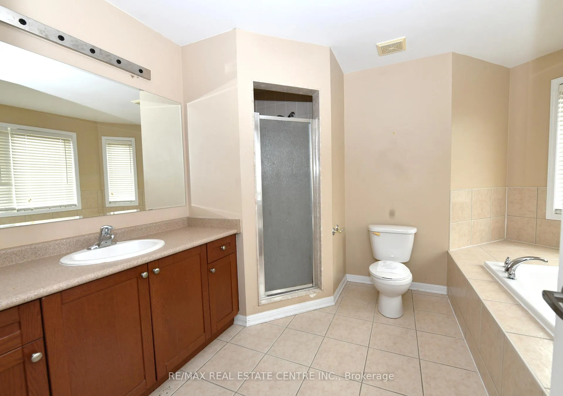 Photo 13 of 271 Baldwin Drive, Cambridge, Silver Heights — HOMEH