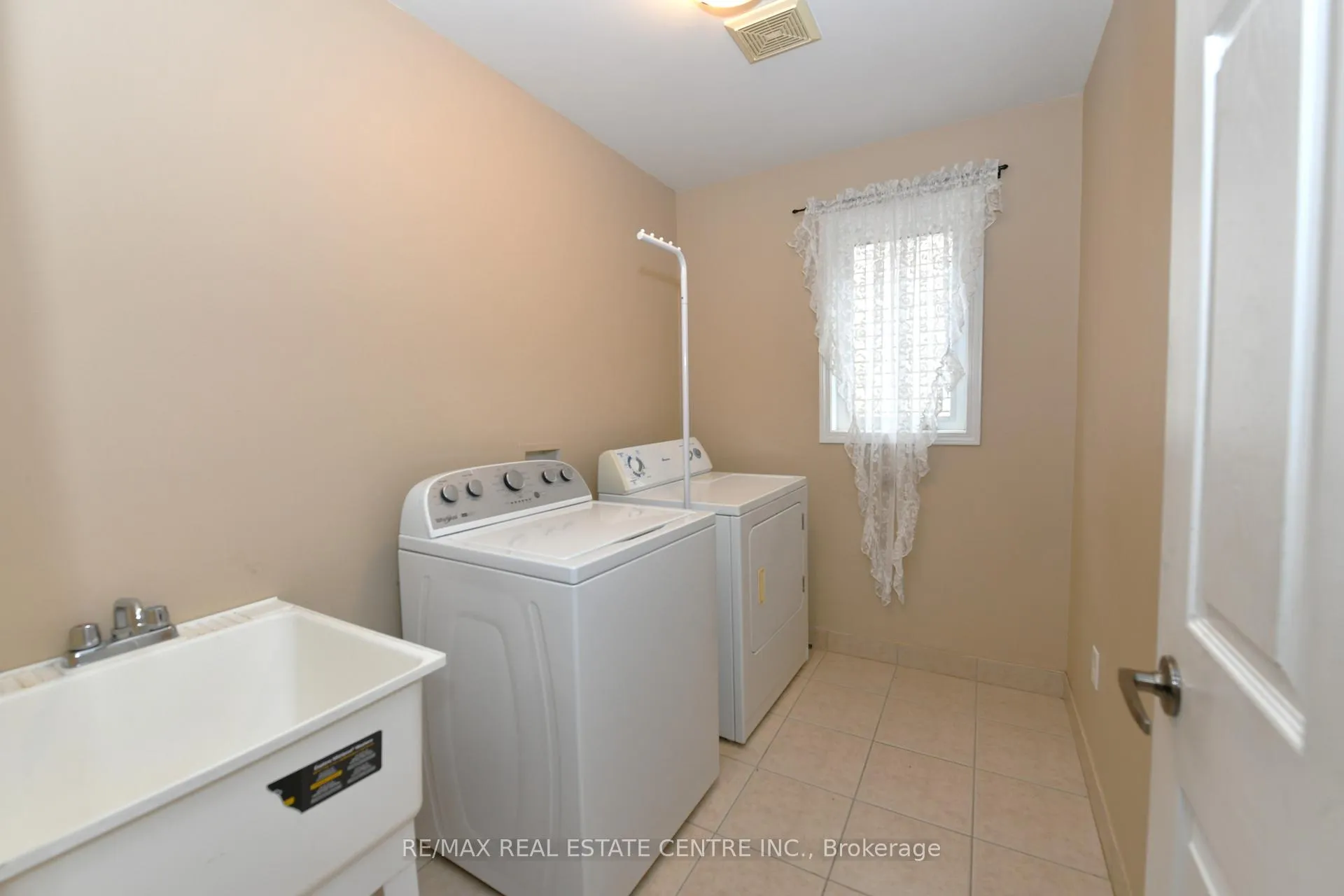 Photo 16 of 271 Baldwin Drive, Cambridge, Silver Heights — HOMEH