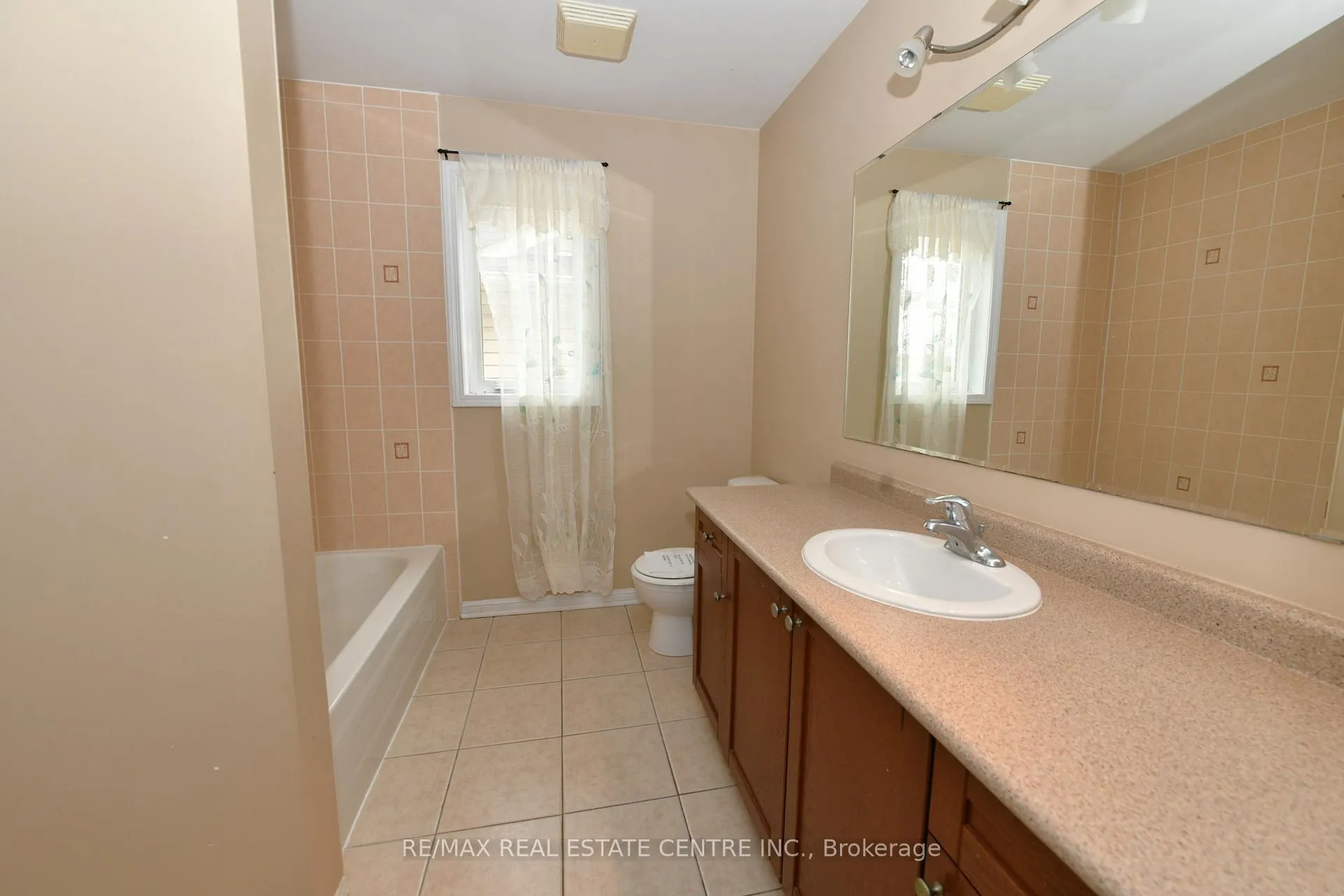 Photo 22 of 271 Baldwin Drive, Cambridge, Silver Heights — HOMEH
