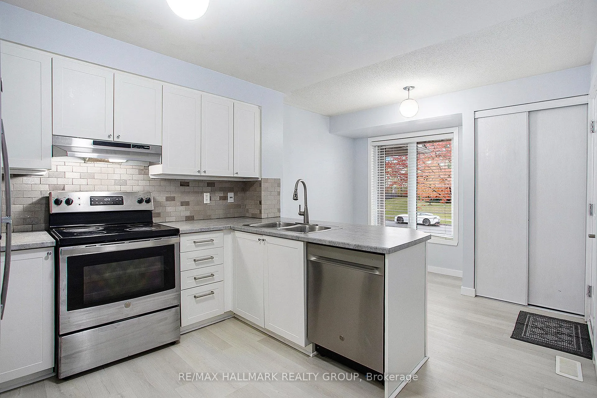 Photo 3 of 281 Aquaview Drive, Ottawa, Avalon East — HOMEH