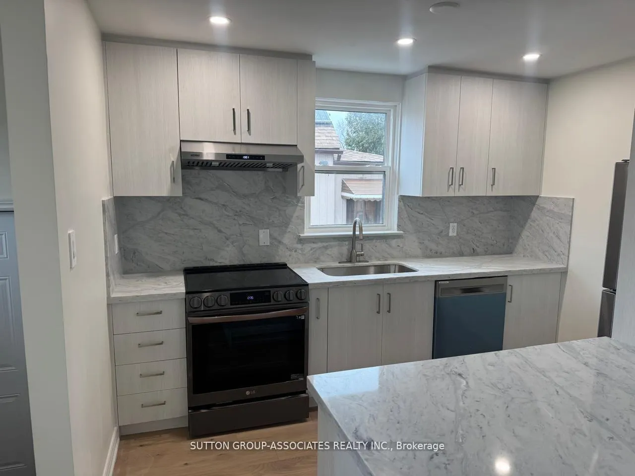 Photo 3 of 121 Yardley Avenue, Toronto, O'Connor-Parkview — HOMEH
