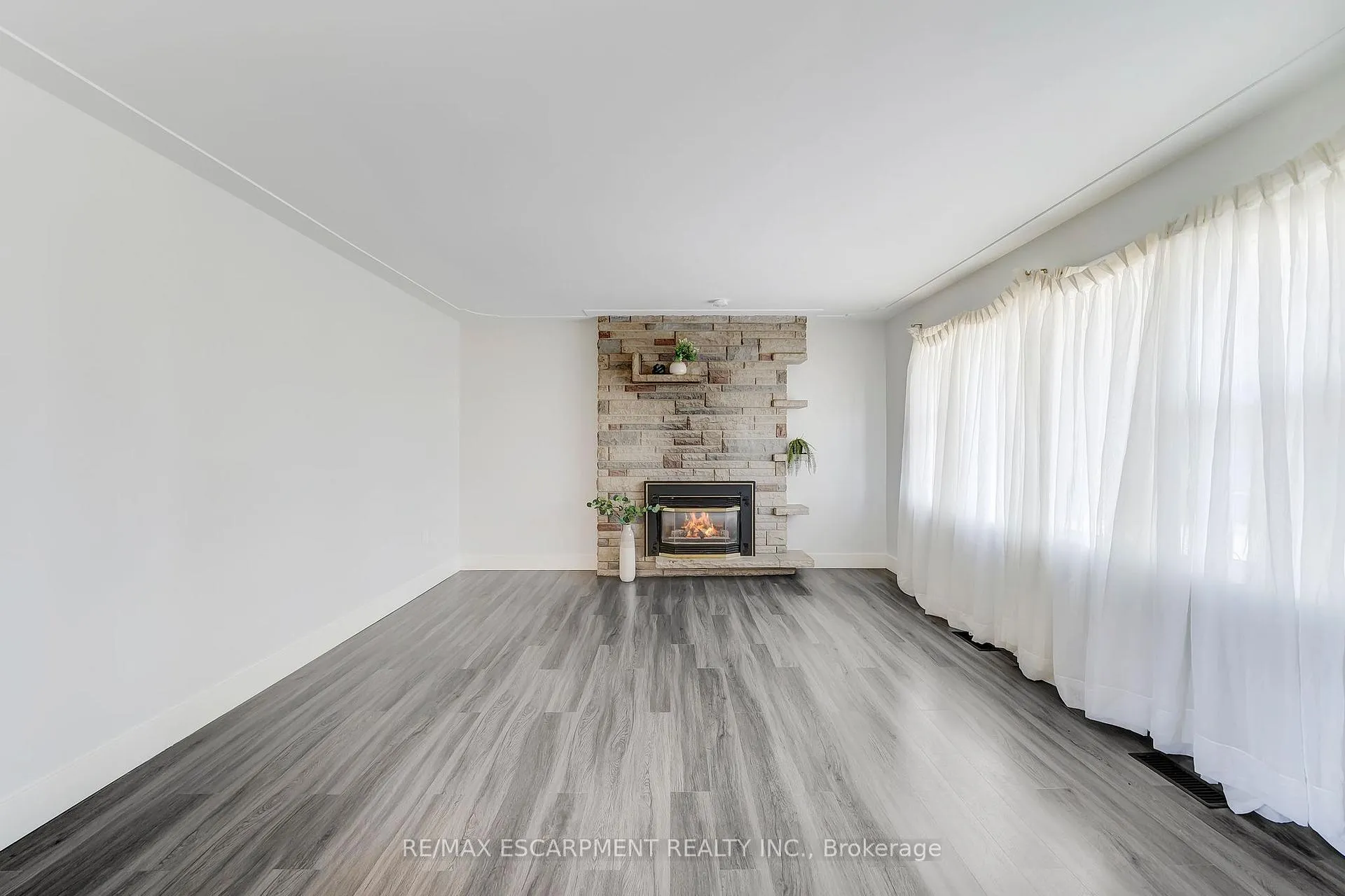 Photo 4 of 167 Miles Road, Hamilton, Rural Glanbrook — HOMEH