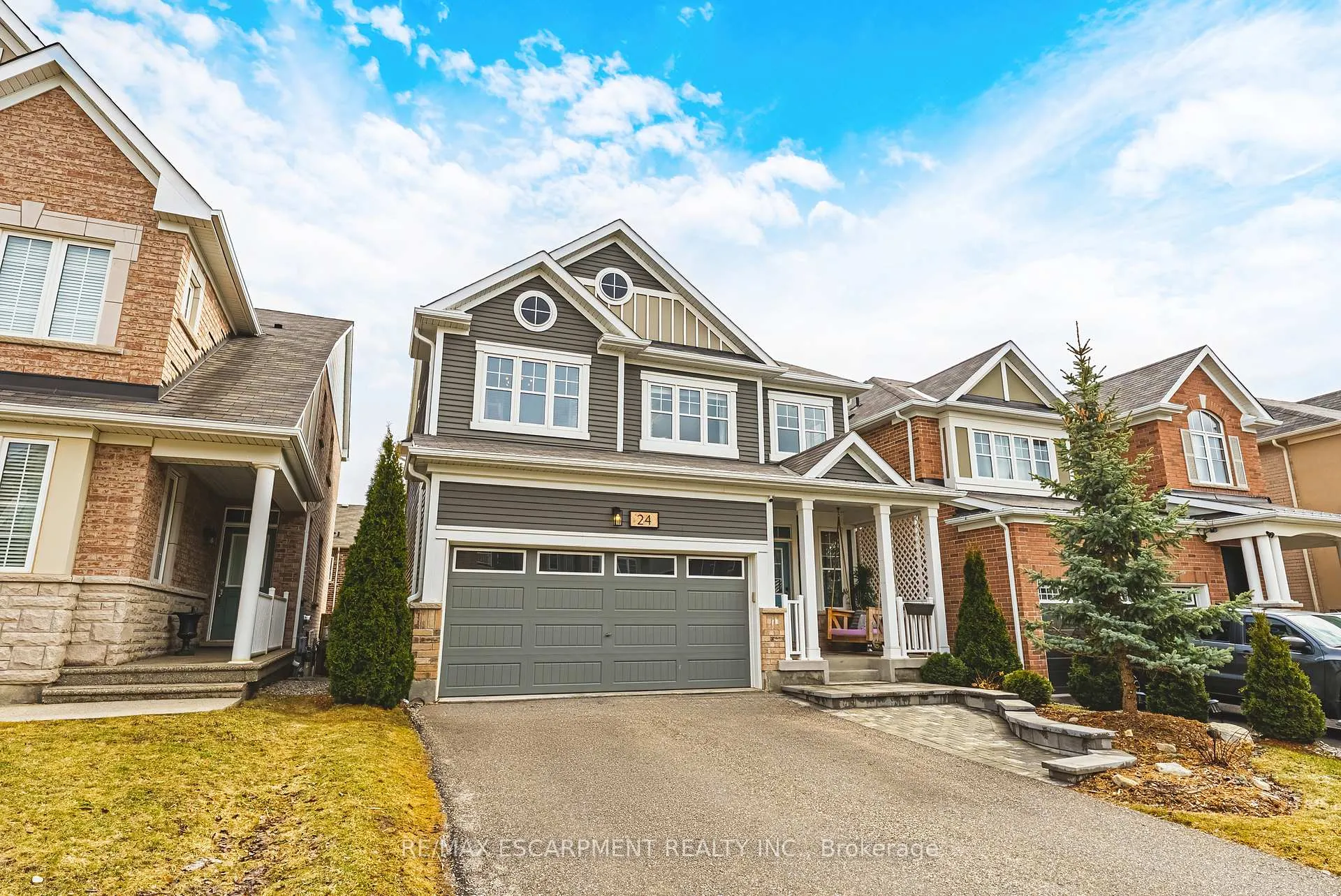 Photo 2 of 24 Stillwater Crescent, Hamilton, Waterdown — HOMEH