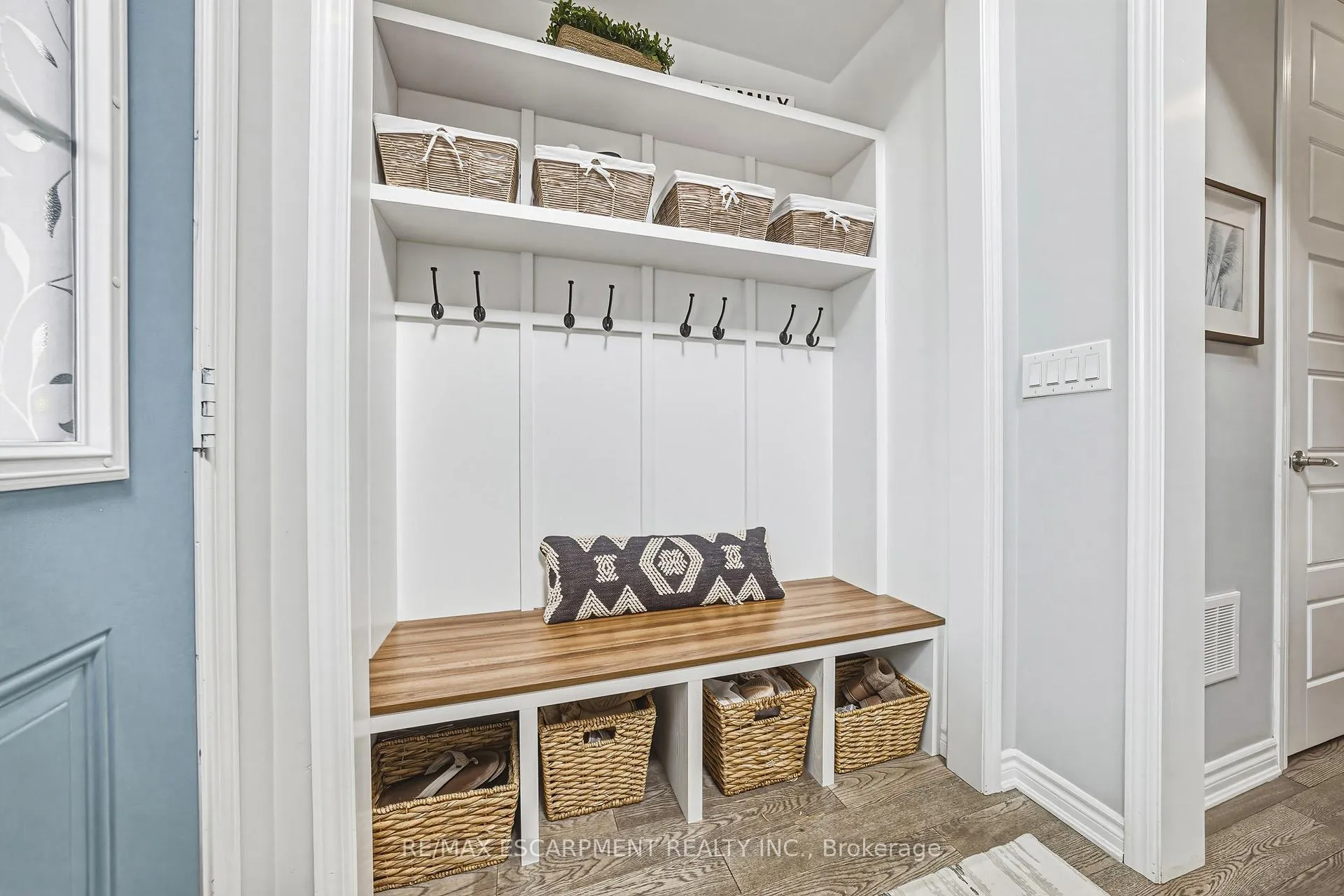 Photo 5 of 24 Stillwater Crescent, Hamilton, Waterdown — HOMEH