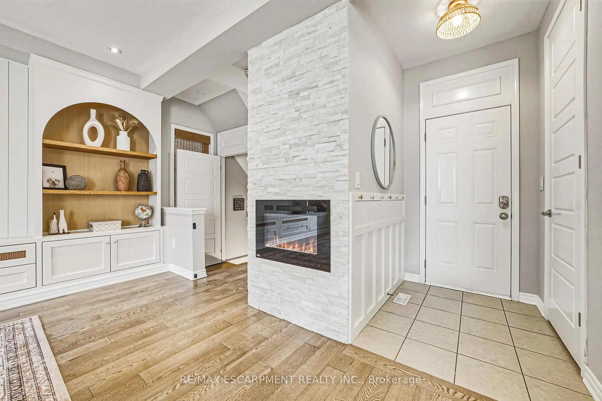 Photo 10 of 24 Stillwater Crescent, Hamilton, Waterdown — HOMEH