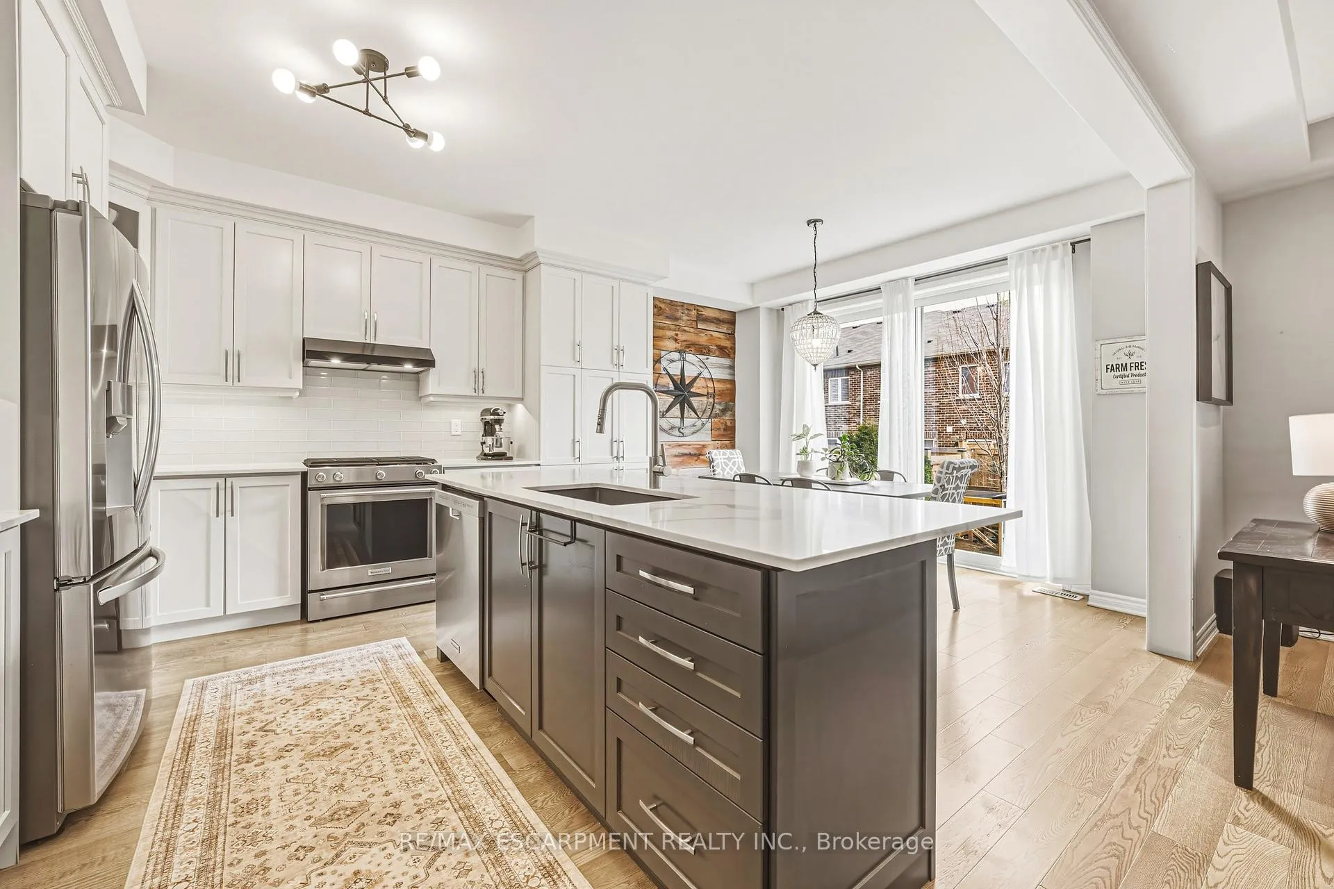 Photo 11 of 24 Stillwater Crescent, Hamilton, Waterdown — HOMEH