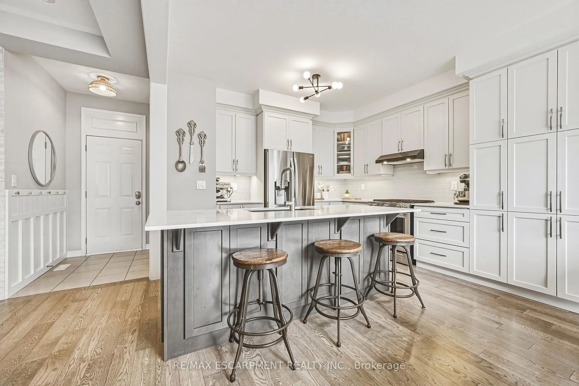 Photo 12 of 24 Stillwater Crescent, Hamilton, Waterdown — HOMEH
