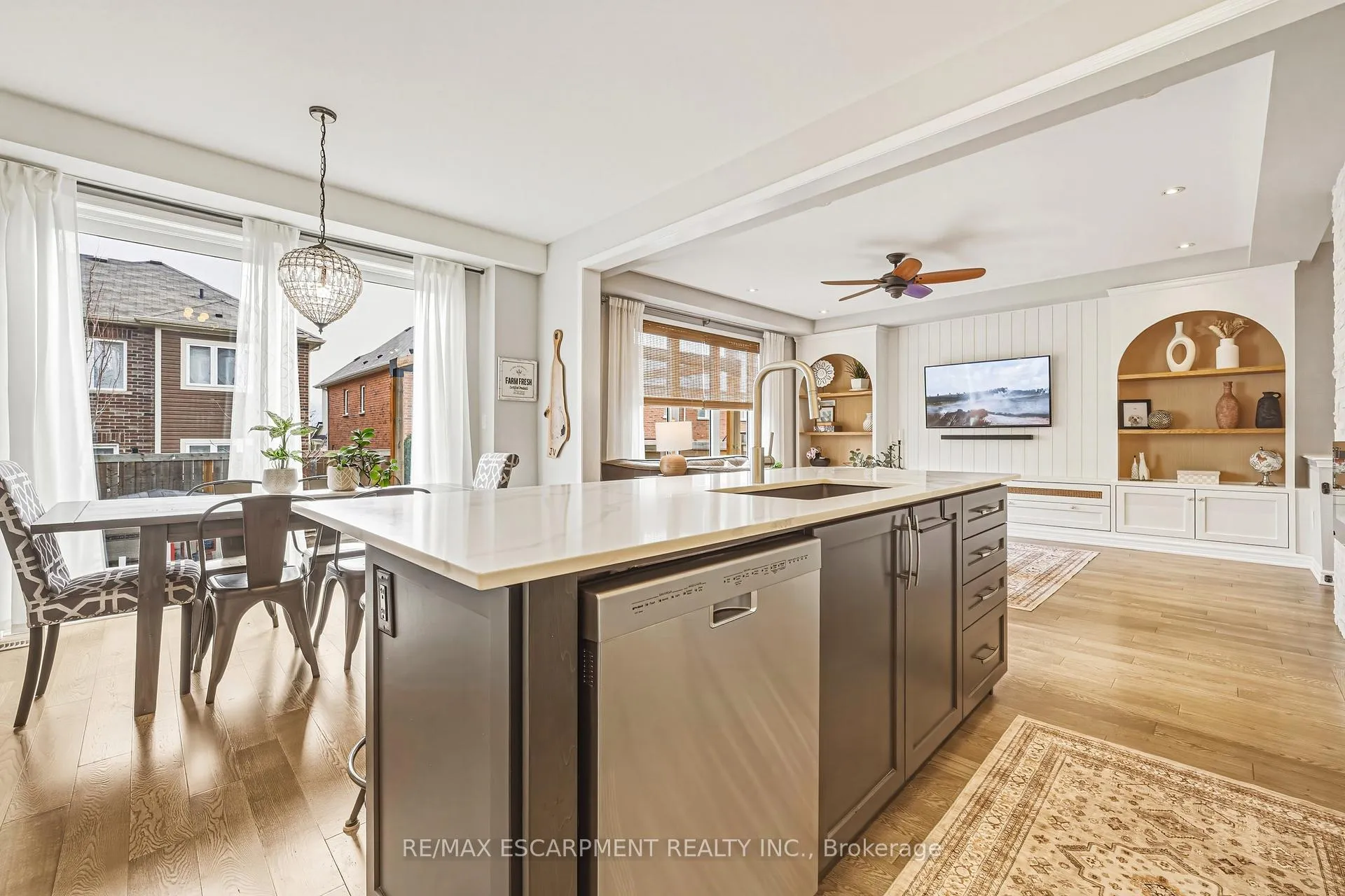 Photo 13 of 24 Stillwater Crescent, Hamilton, Waterdown — HOMEH