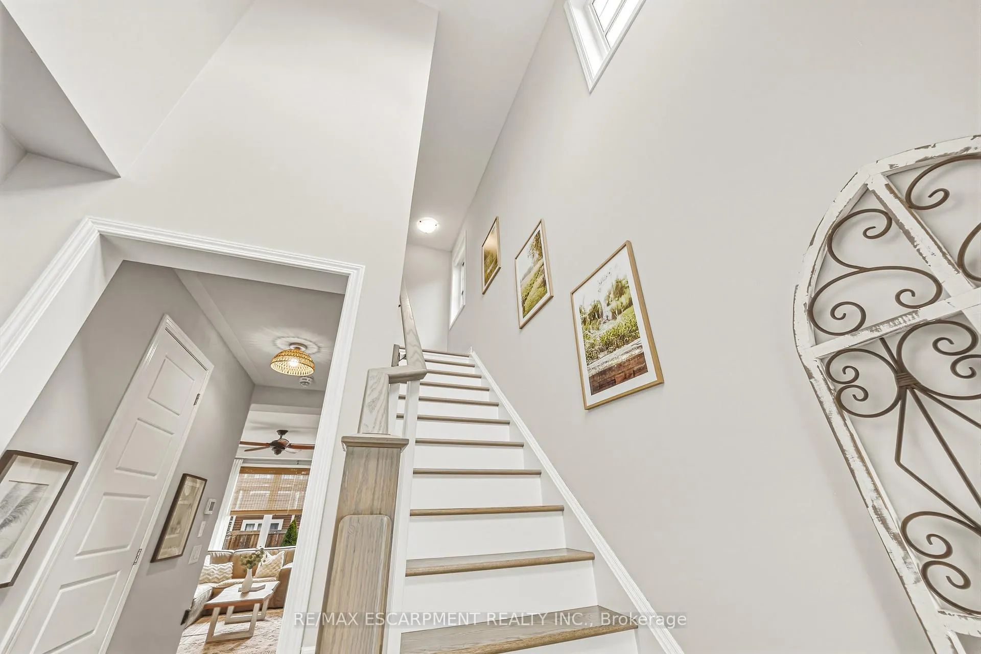 Photo 18 of 24 Stillwater Crescent, Hamilton, Waterdown — HOMEH