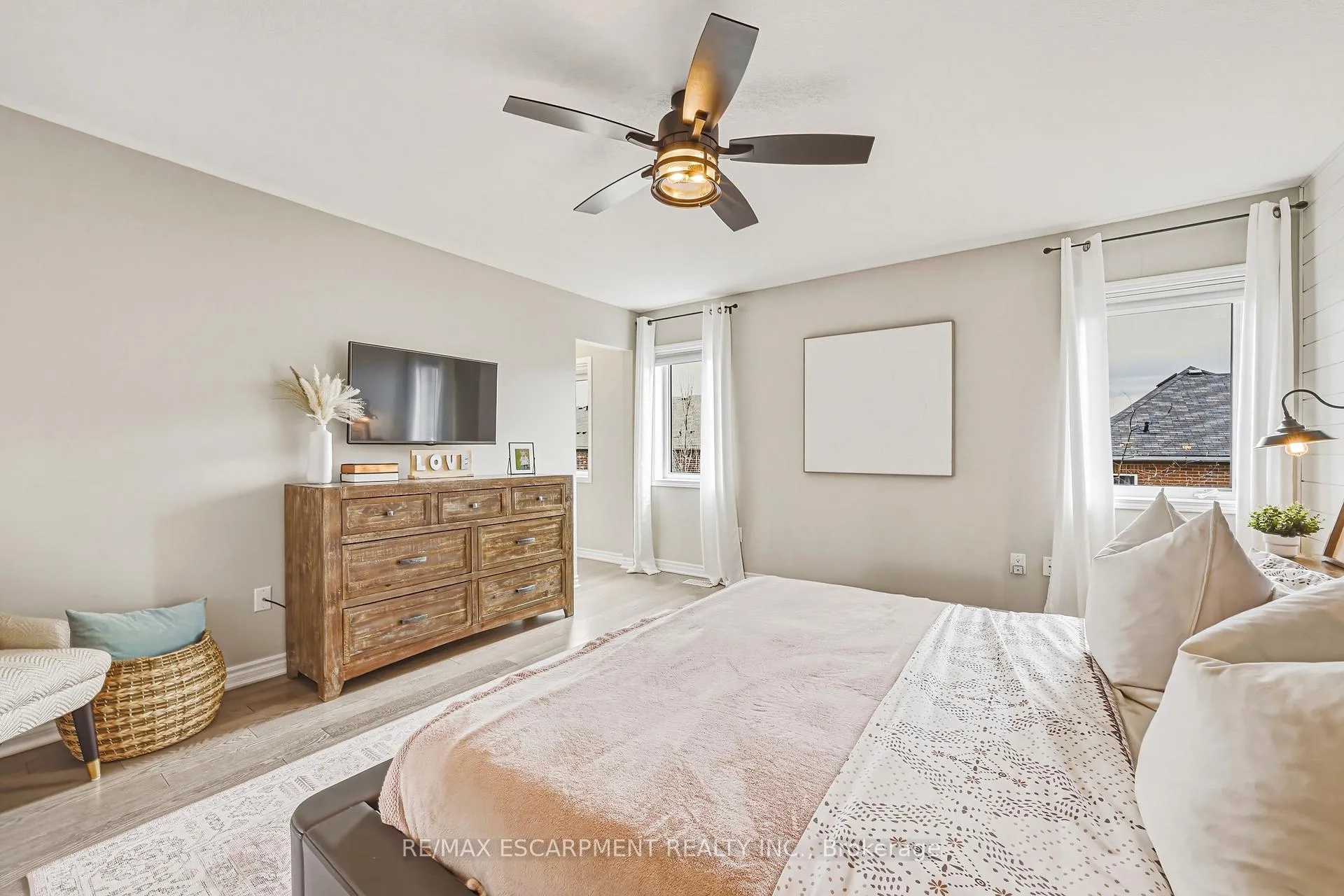 Photo 21 of 24 Stillwater Crescent, Hamilton, Waterdown — HOMEH