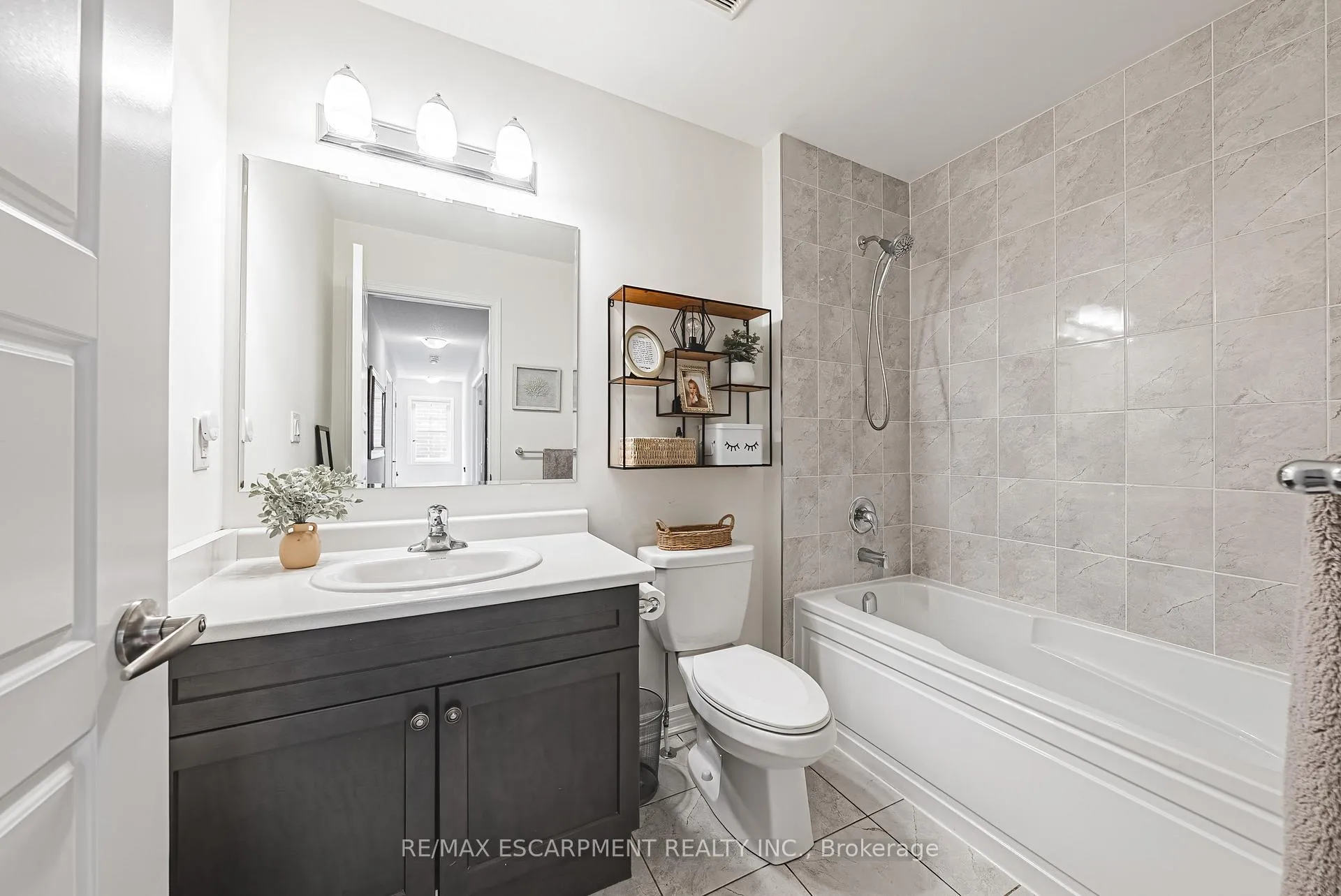 Photo 27 of 24 Stillwater Crescent, Hamilton, Waterdown — HOMEH