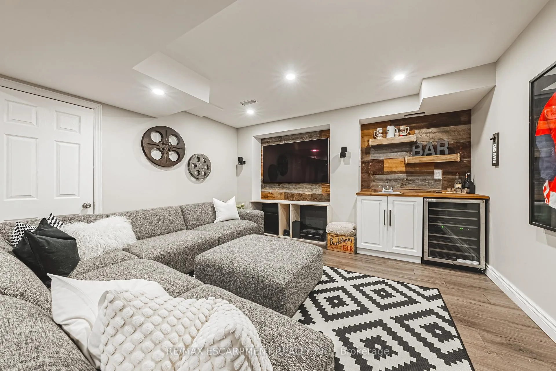Photo 31 of 24 Stillwater Crescent, Hamilton, Waterdown — HOMEH