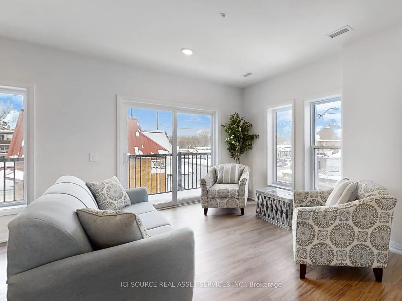 Front of Unit 809, 233 Dunlop Street W