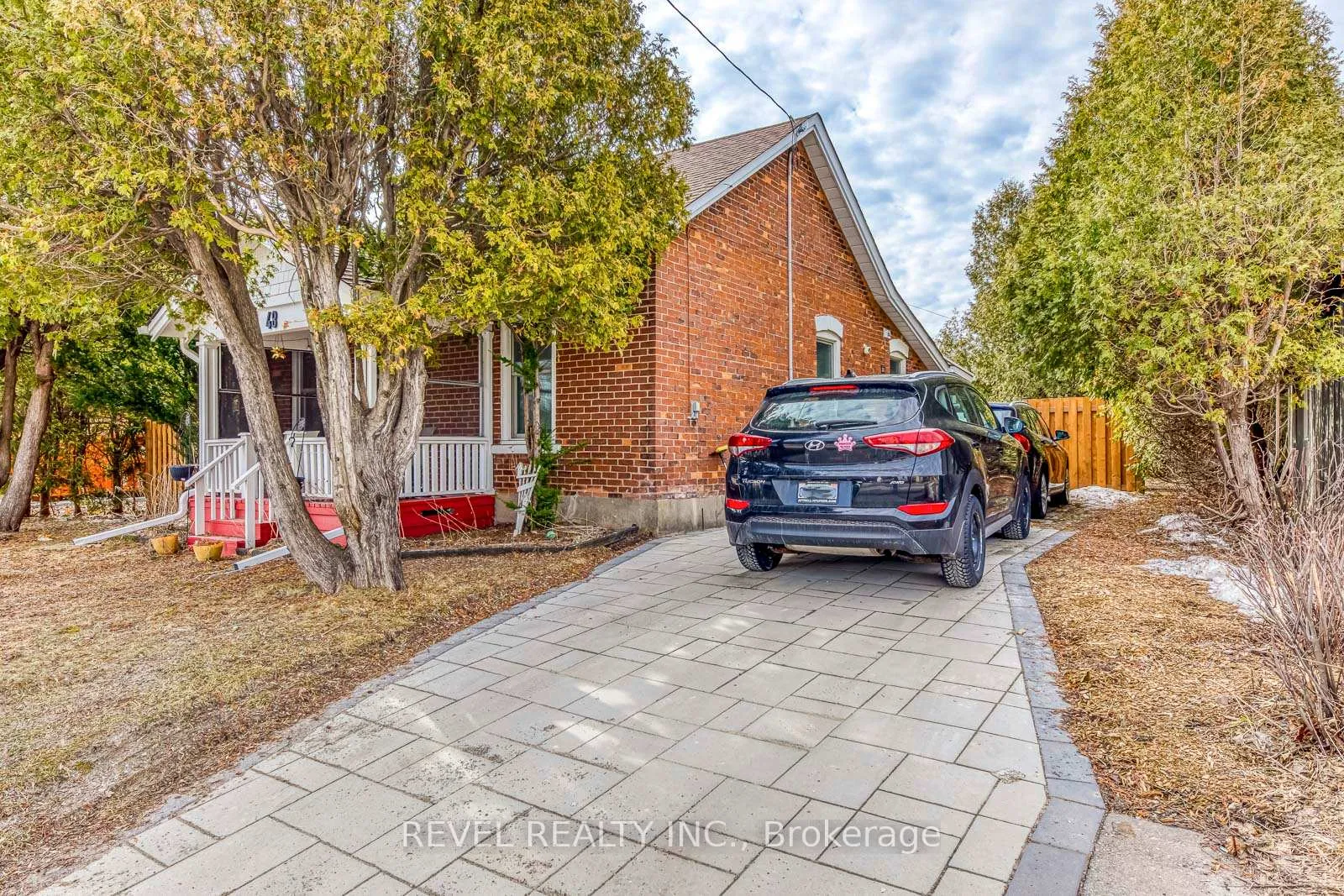 Photo 2 of 49 Young Street, Halton Hills, Acton — HOMEH