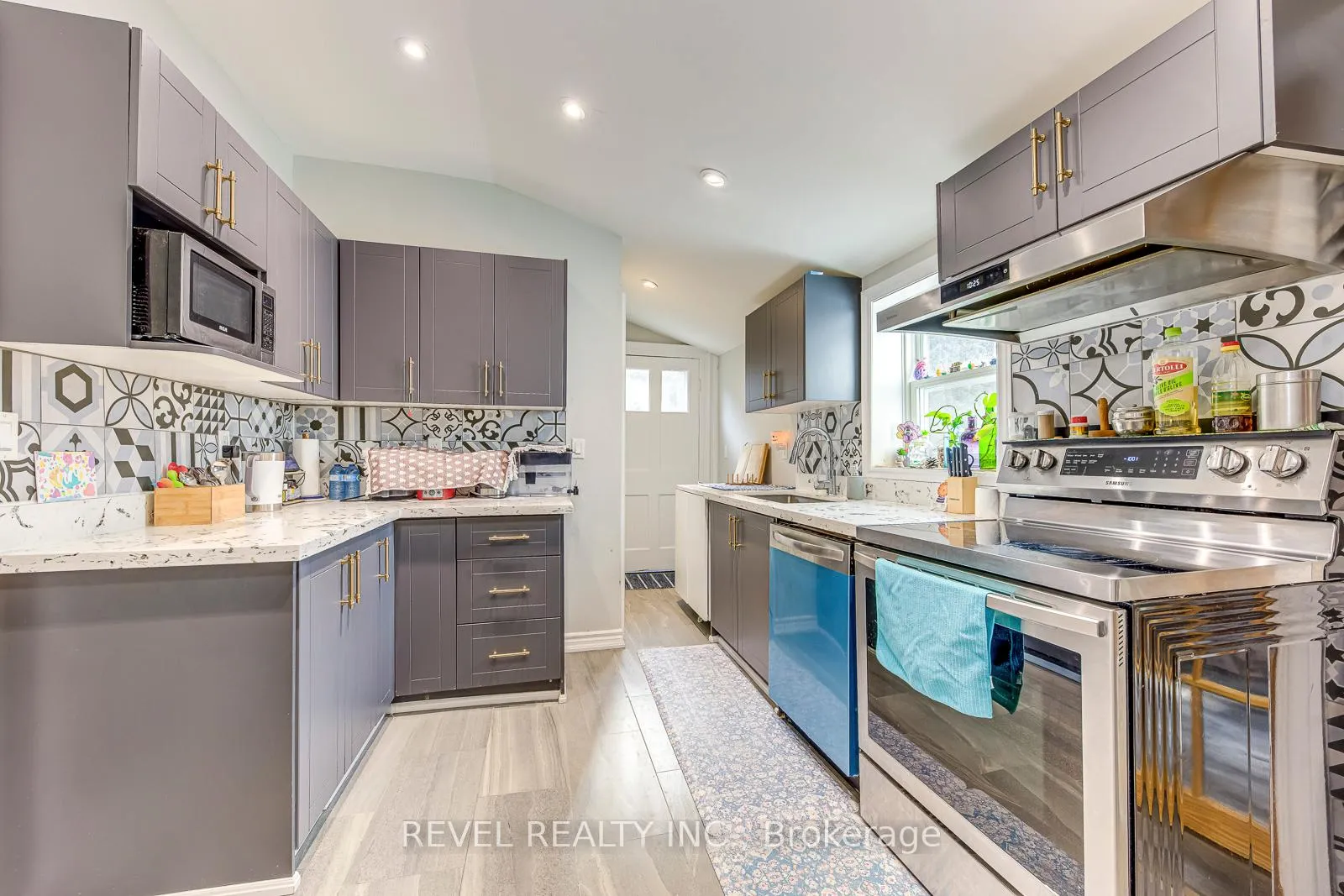 Photo 9 of 49 Young Street, Halton Hills, Acton — HOMEH