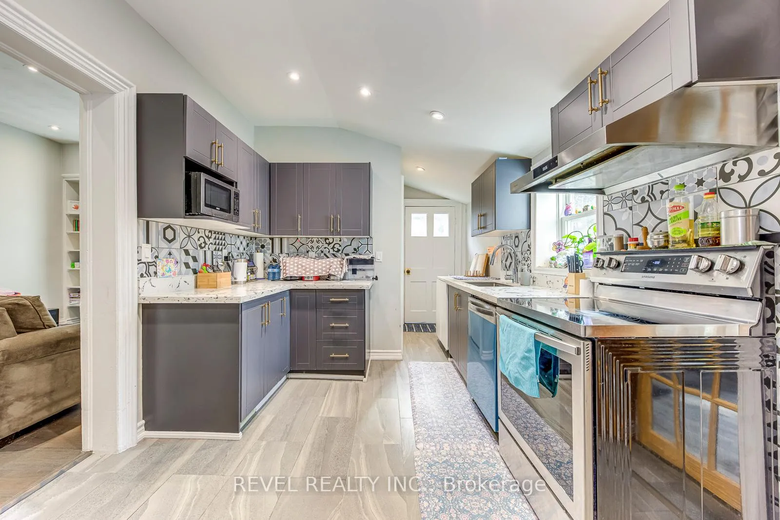 Photo 10 of 49 Young Street, Halton Hills, Acton — HOMEH