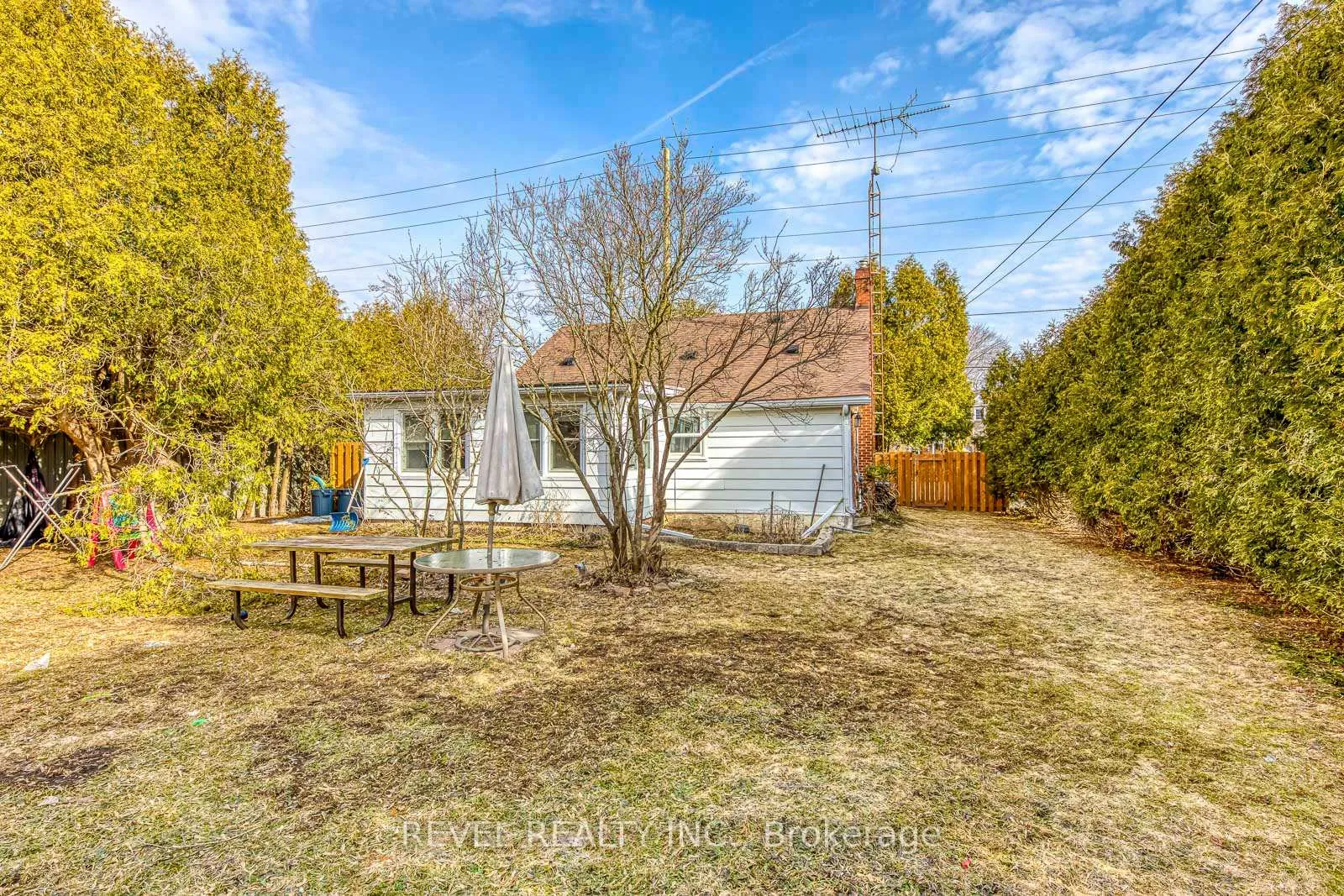 Photo 24 of 49 Young Street, Halton Hills, Acton — HOMEH