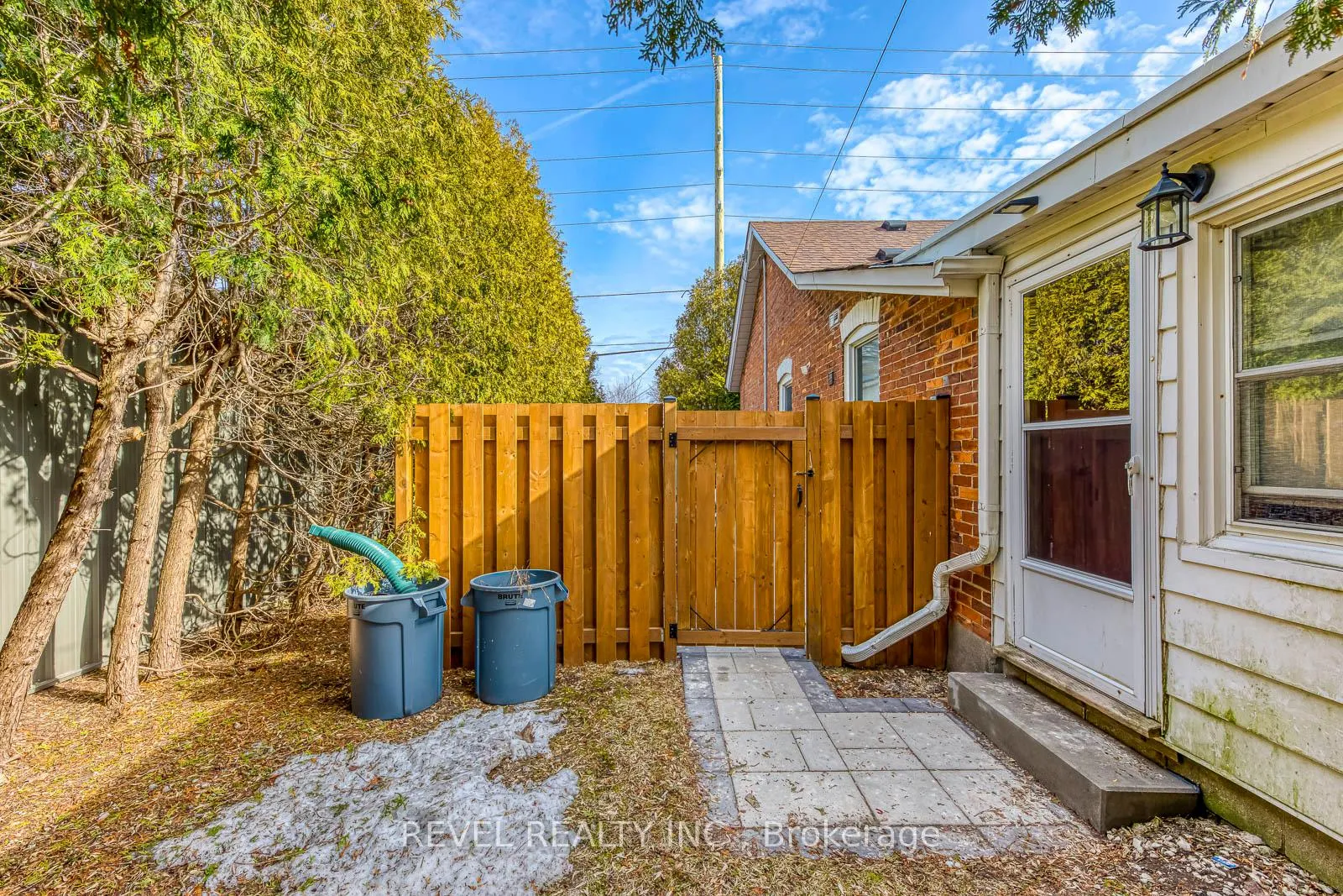 Photo 25 of 49 Young Street, Halton Hills, Acton — HOMEH