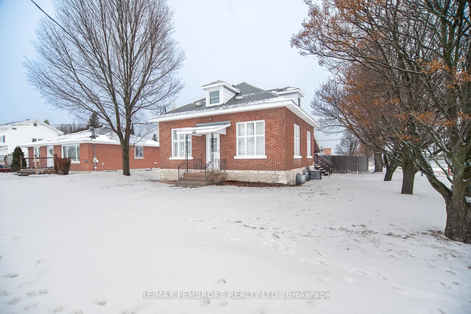 Front of 359 Metcalfe Street