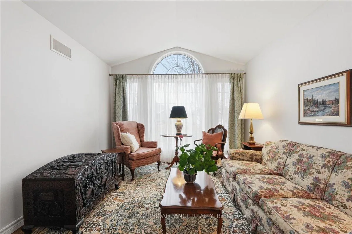 Photo 5 of 12 Chelsea Crescent, Belleville, Thurlow Ward — HOMEH