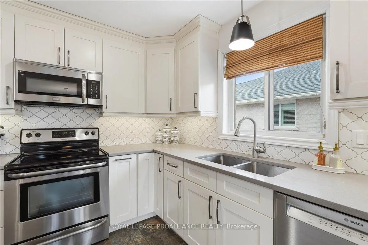 Photo 10 of 12 Chelsea Crescent, Belleville, Thurlow Ward — HOMEH